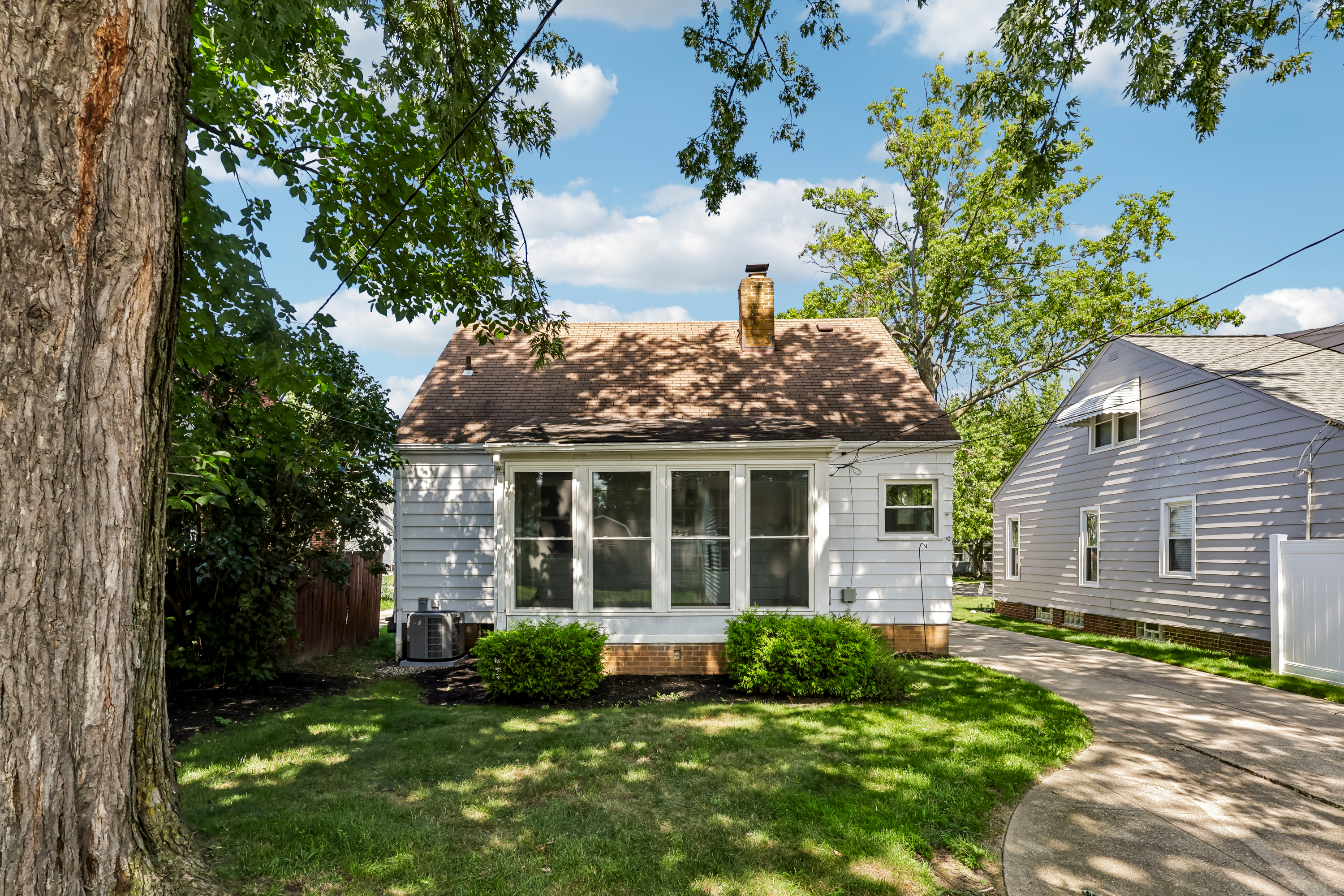 Photo 17 of 39 of 8223 Manorford Dr, Cleveland, OH