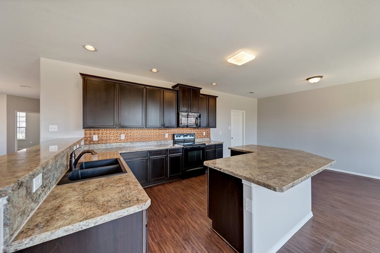 Photo 6 of 37 - 941 John Kennedy Dr, Saginaw, TX 76179