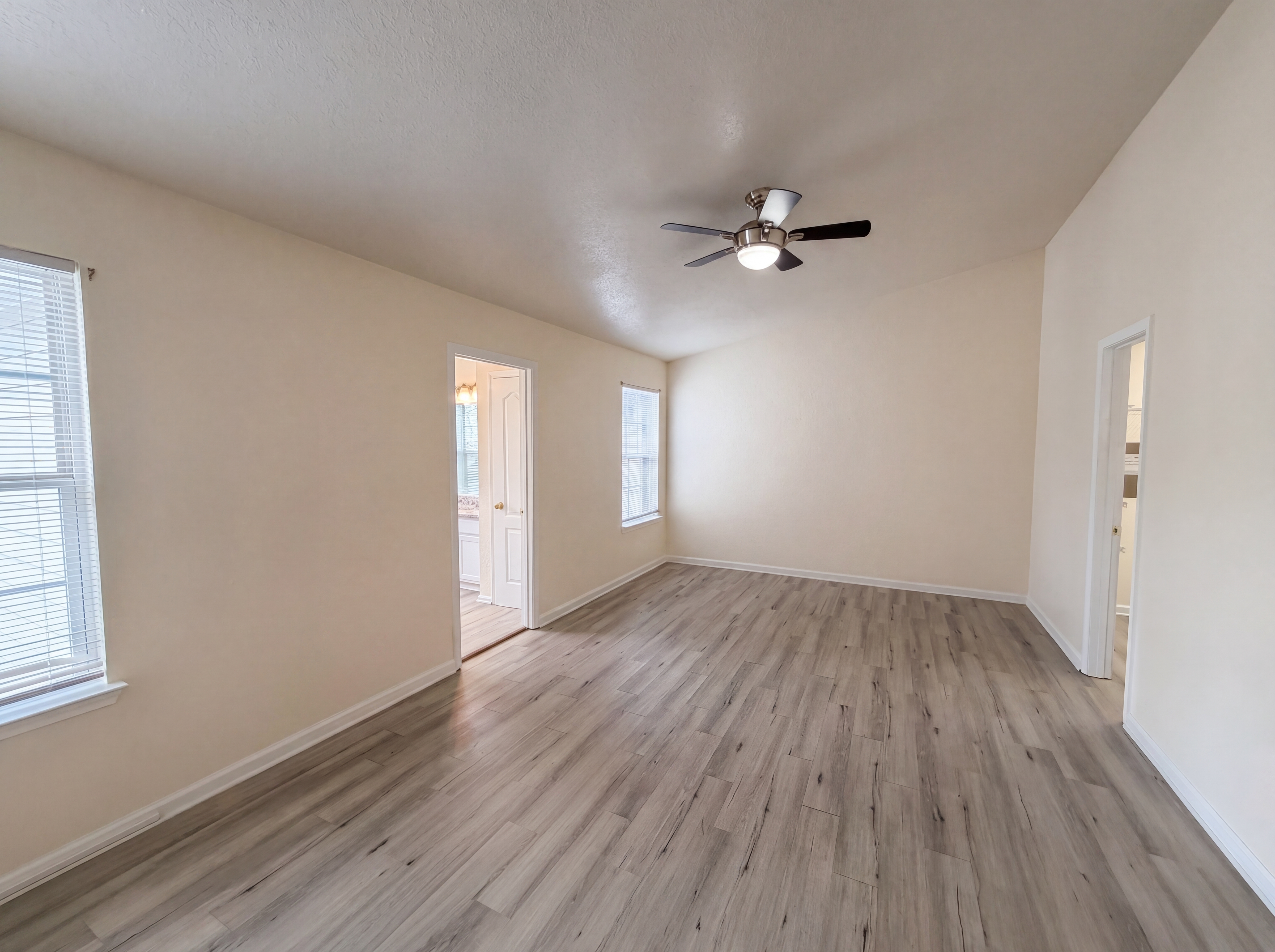 Photo 4 of 18 of 5080 Windsor Forrest Ln, Atlanta, GA