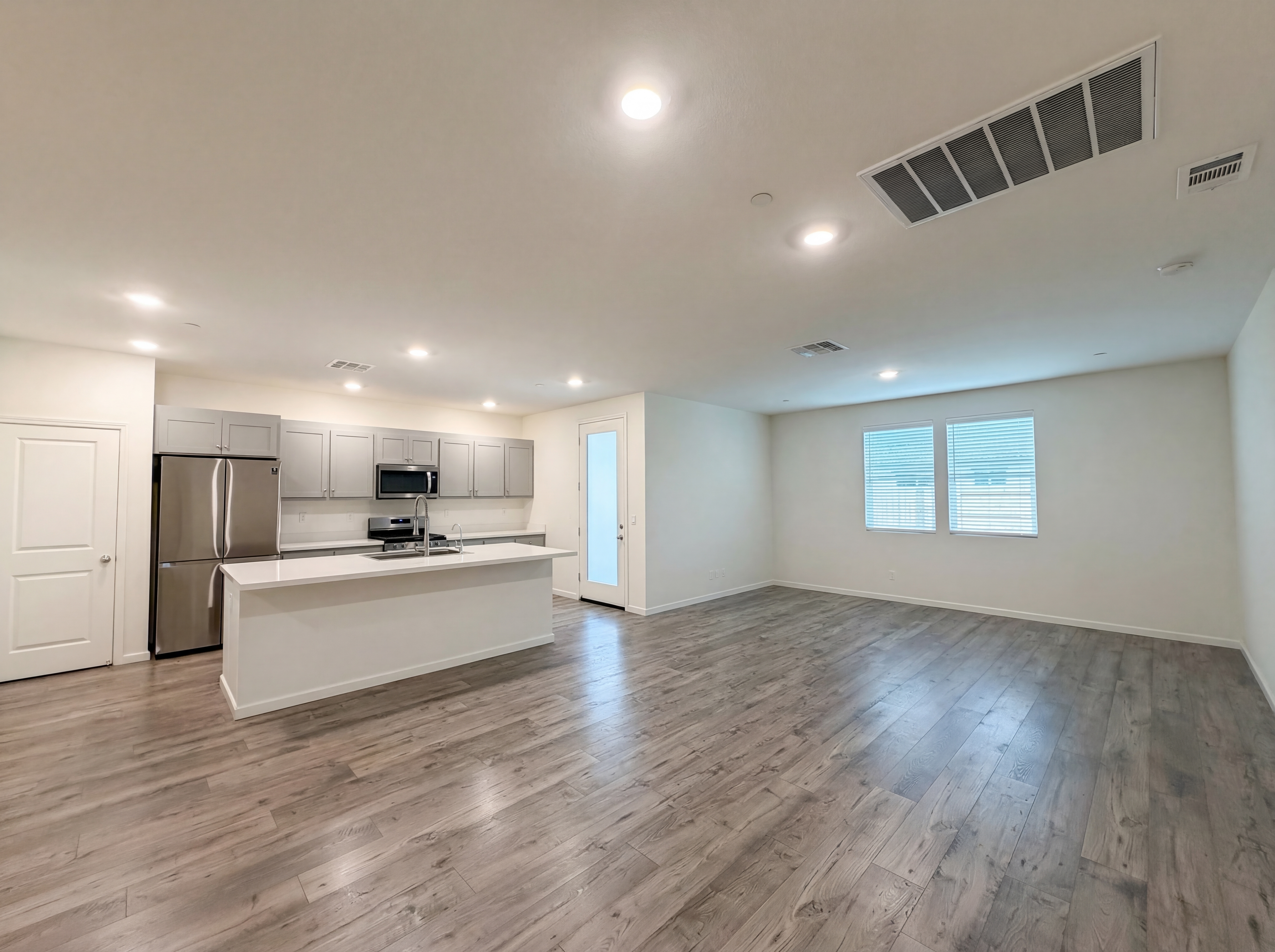 Photo 3 of 31 of 15385 Trolley St, Lathrop, CA