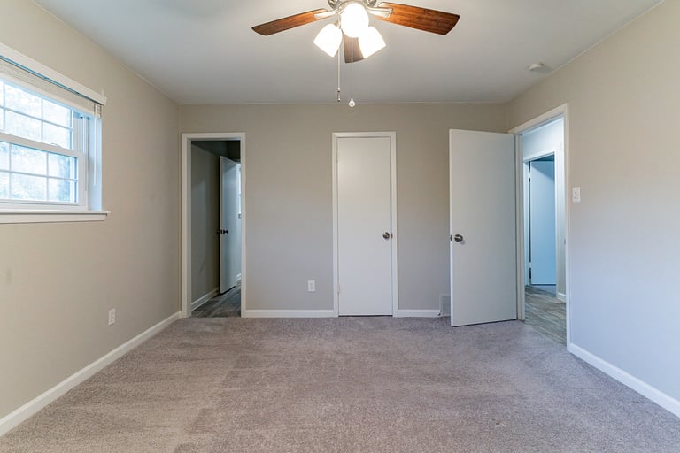 Photo 19 of 21 - 700 NW Barbara Ln, Burleson, TX 76028