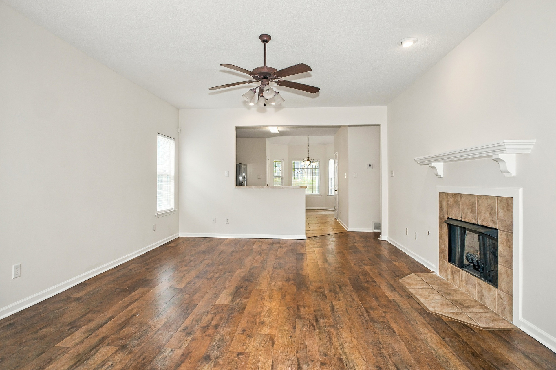 Photo 3 of 28 of 5634 Tulip Grove Dr, Memphis, TN