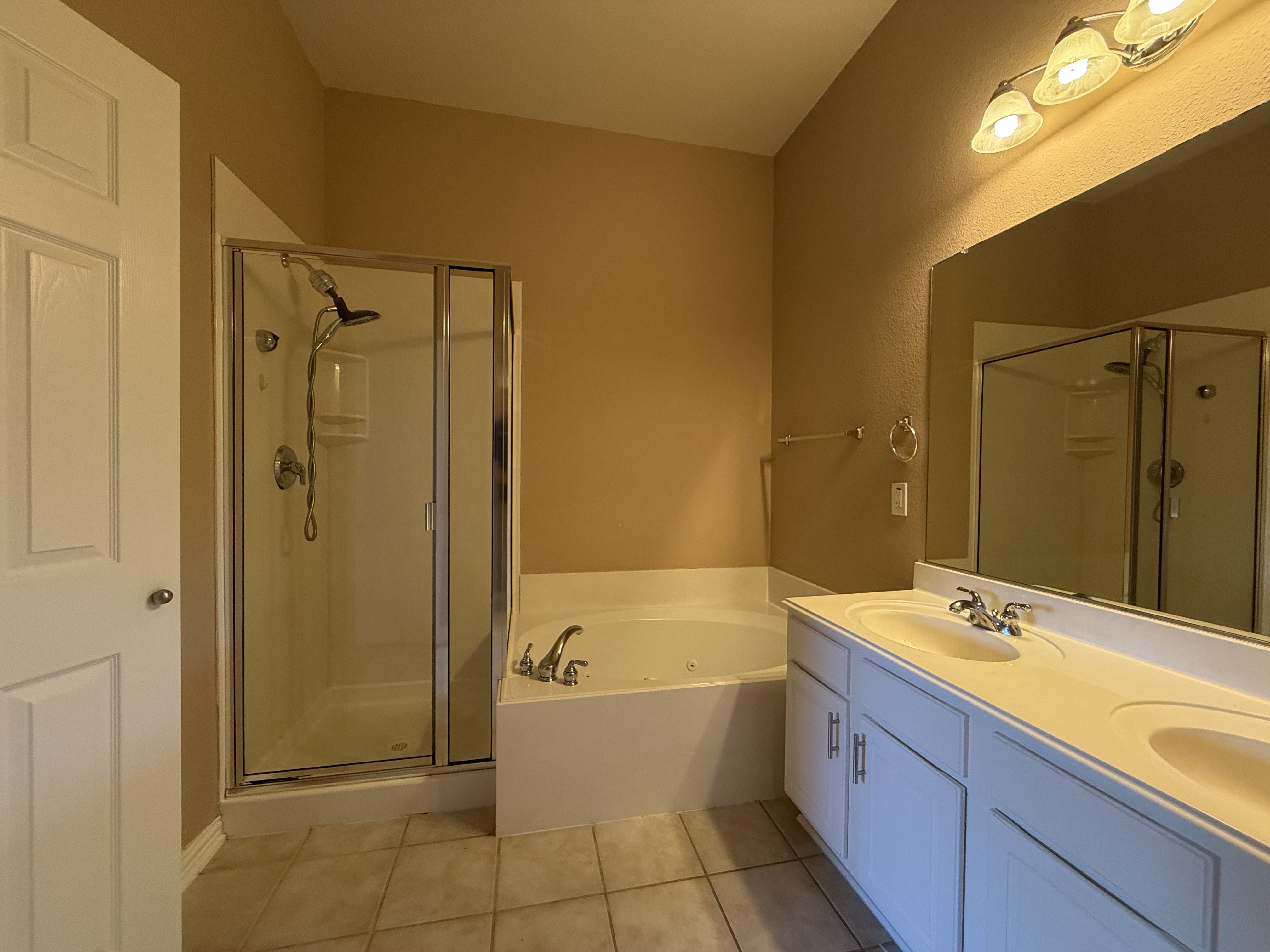 Photo 16 of 21 of 5327 Lake Gardens Dr, Grand Prairie, TX
