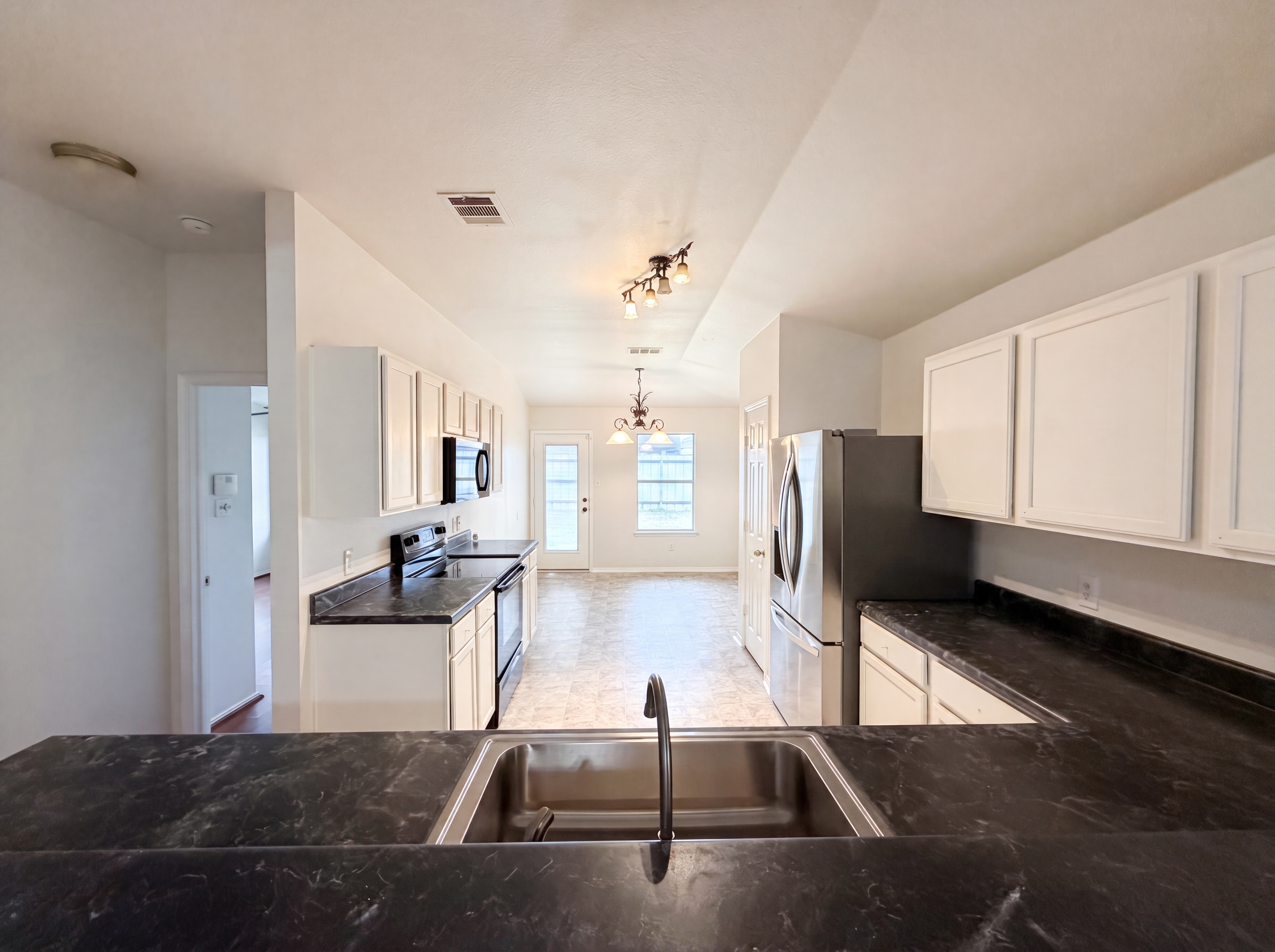 Photo 7 of 16 of 413 E Vega Ln, Killeen, TX