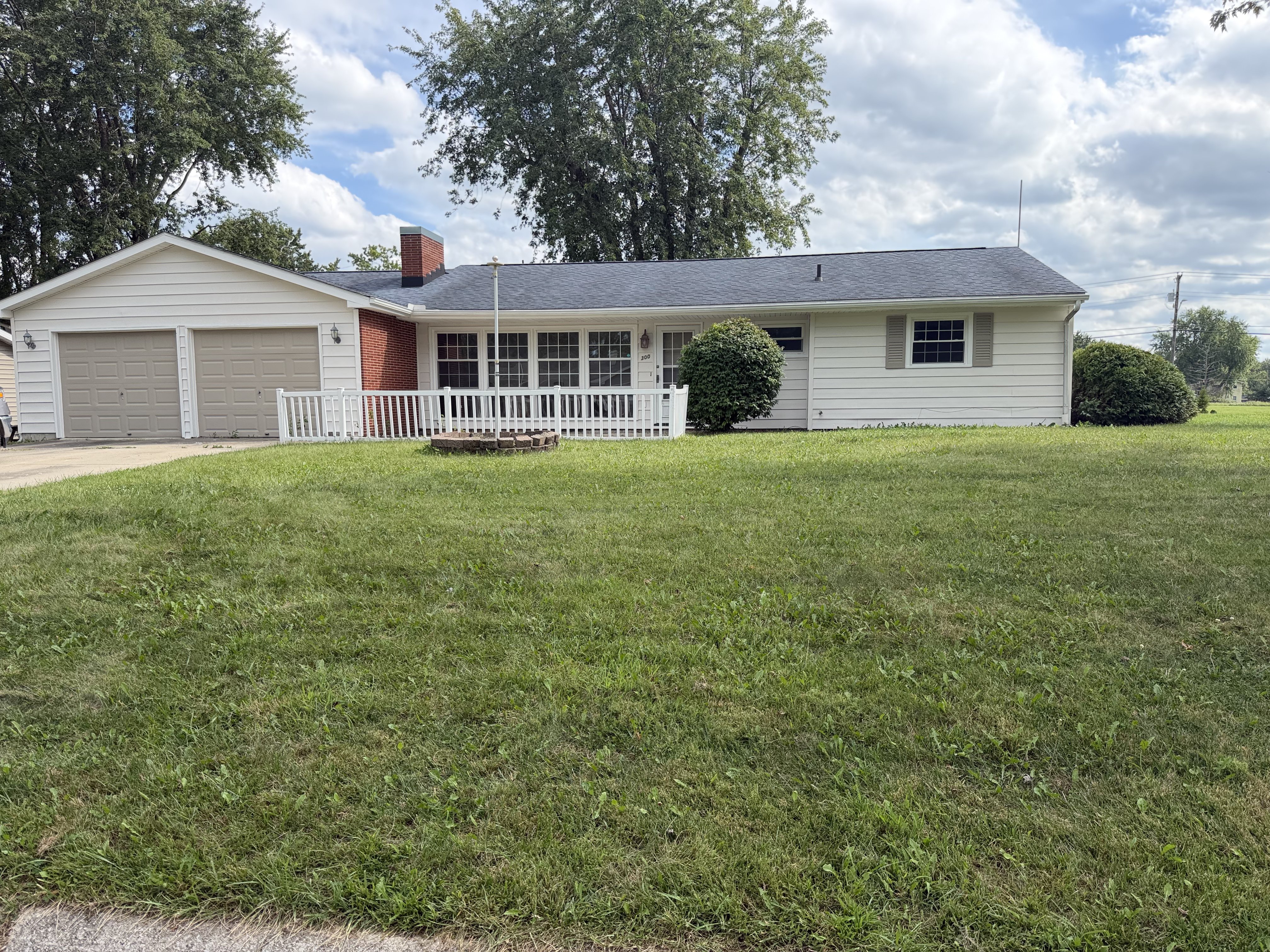 Photo 31 of 34 of 300 E Mayfair Ln, Hartford City, IN