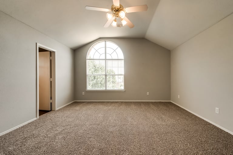 Photo 17 of 31 - 9729 Parkmere Dr, Fort Worth, TX 76108