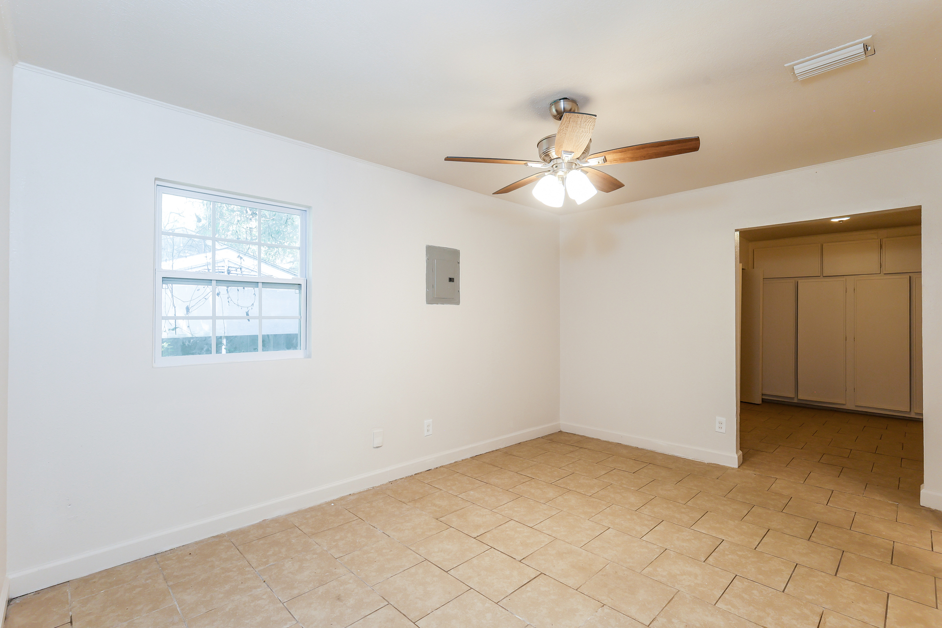 Photo 4 of 21 of 704 Thornton Pl, Mobile, AL