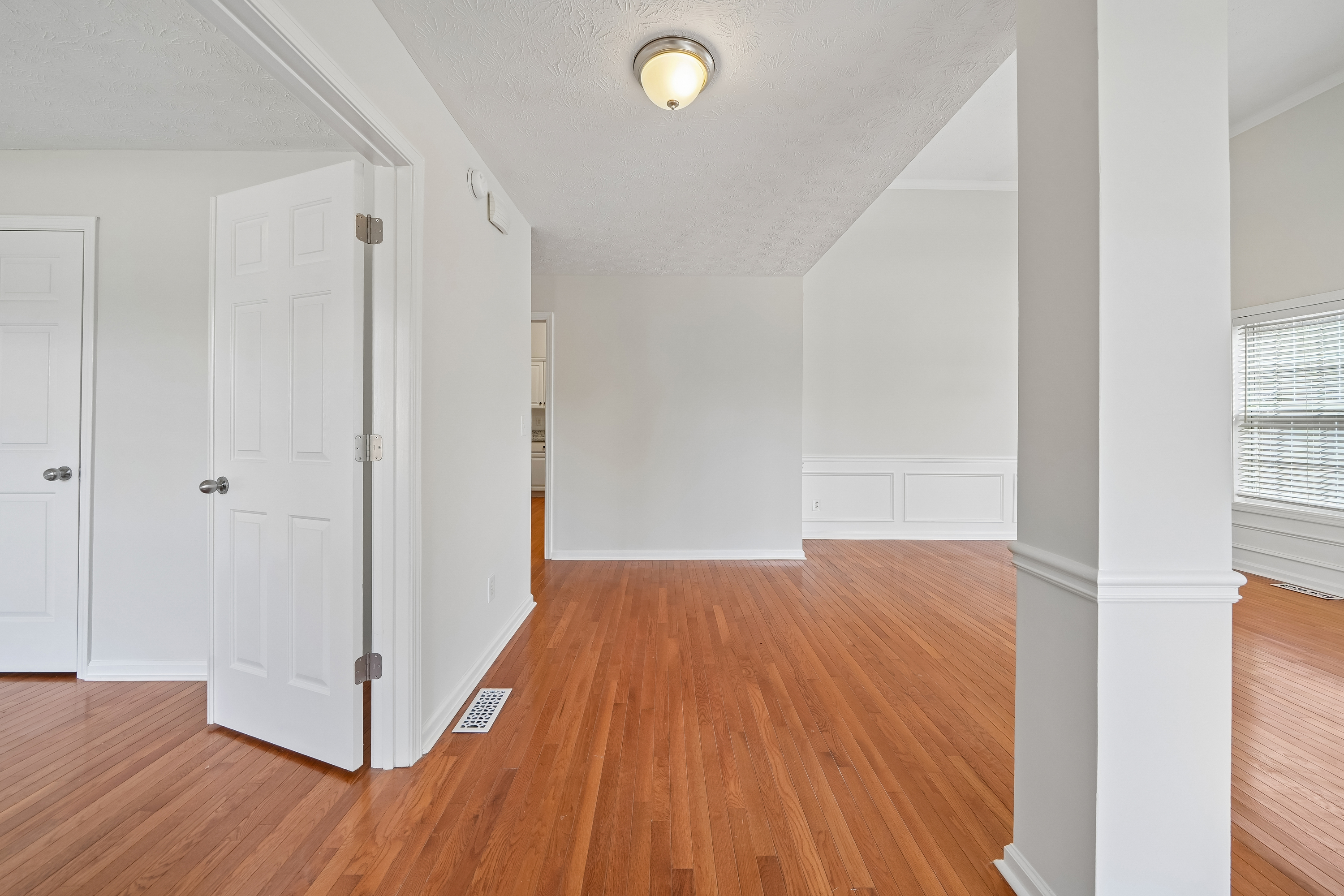 Photo 13 of 37 of 3493 Dunbar Ln, Suwanee, GA