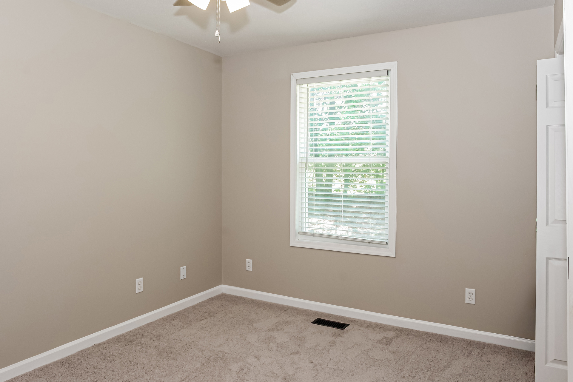Photo 16 of 21 of 20 Leach Dr, Guntersville, AL
