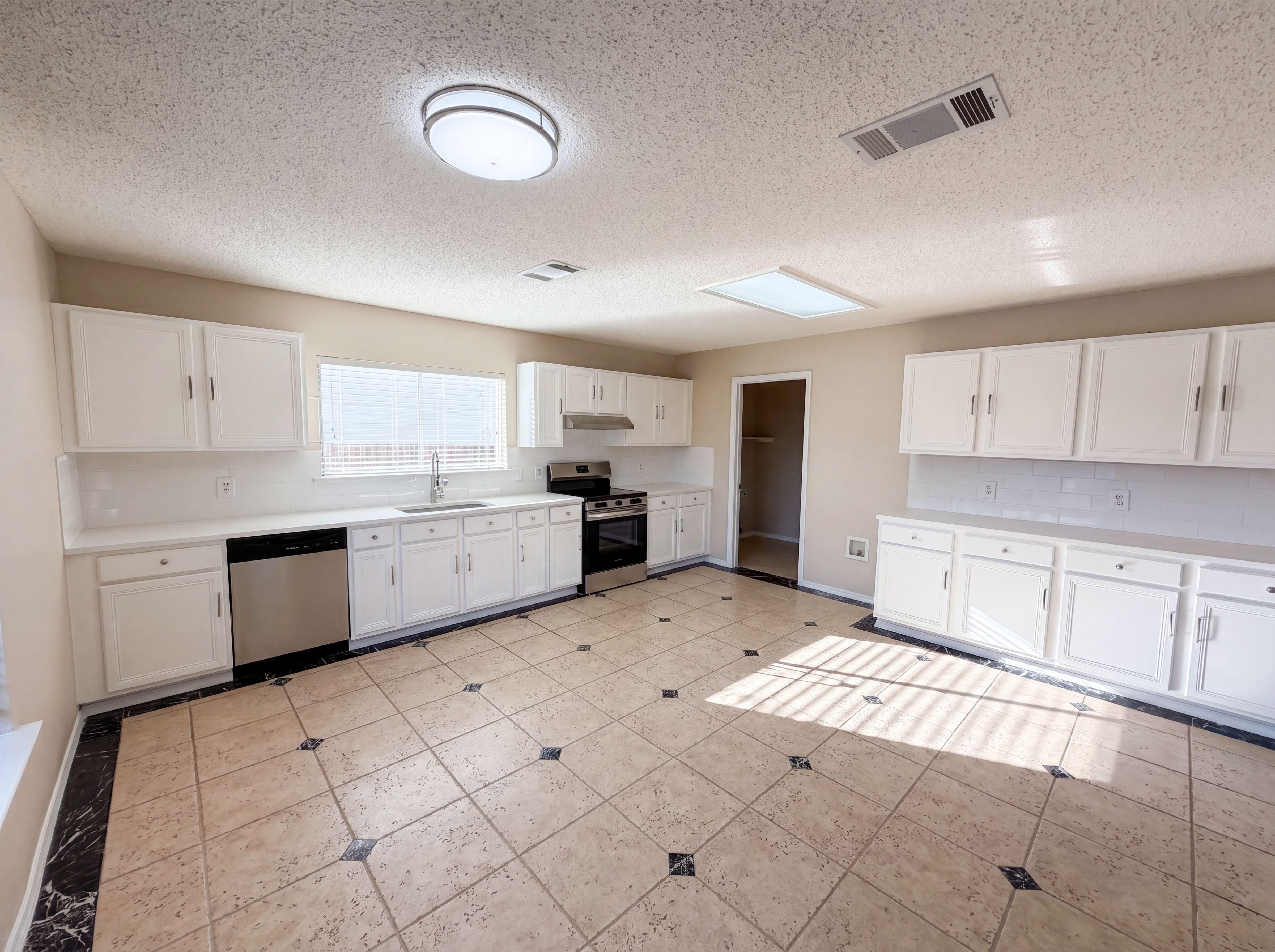 Photo 2 of 22 of 2727 High Point Dr, Round Rock, TX