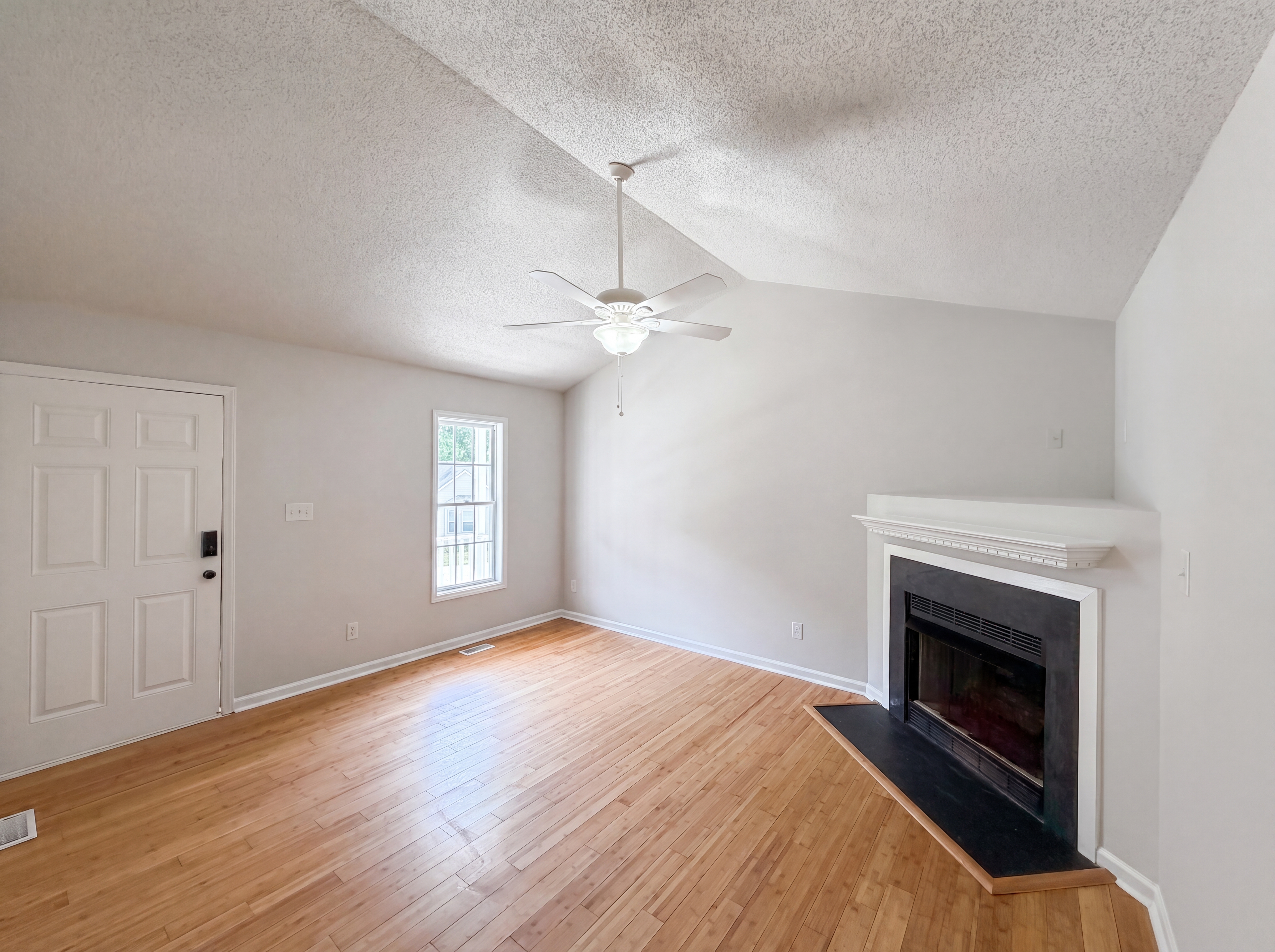 Photo 3 of 16 of 1024 Laurel Leaf Rd, Zebulon, NC