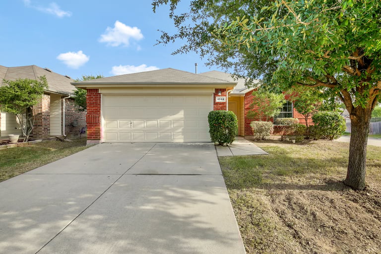 Photo 4 of 25 - 4844 Ambrosia Dr, Fort Worth, TX 76244