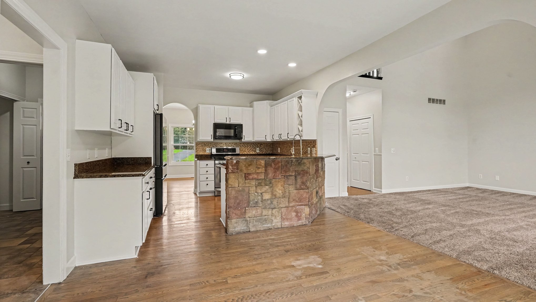 Photo 7 of 31 of 4404 Sundance Cir, Howell, MI