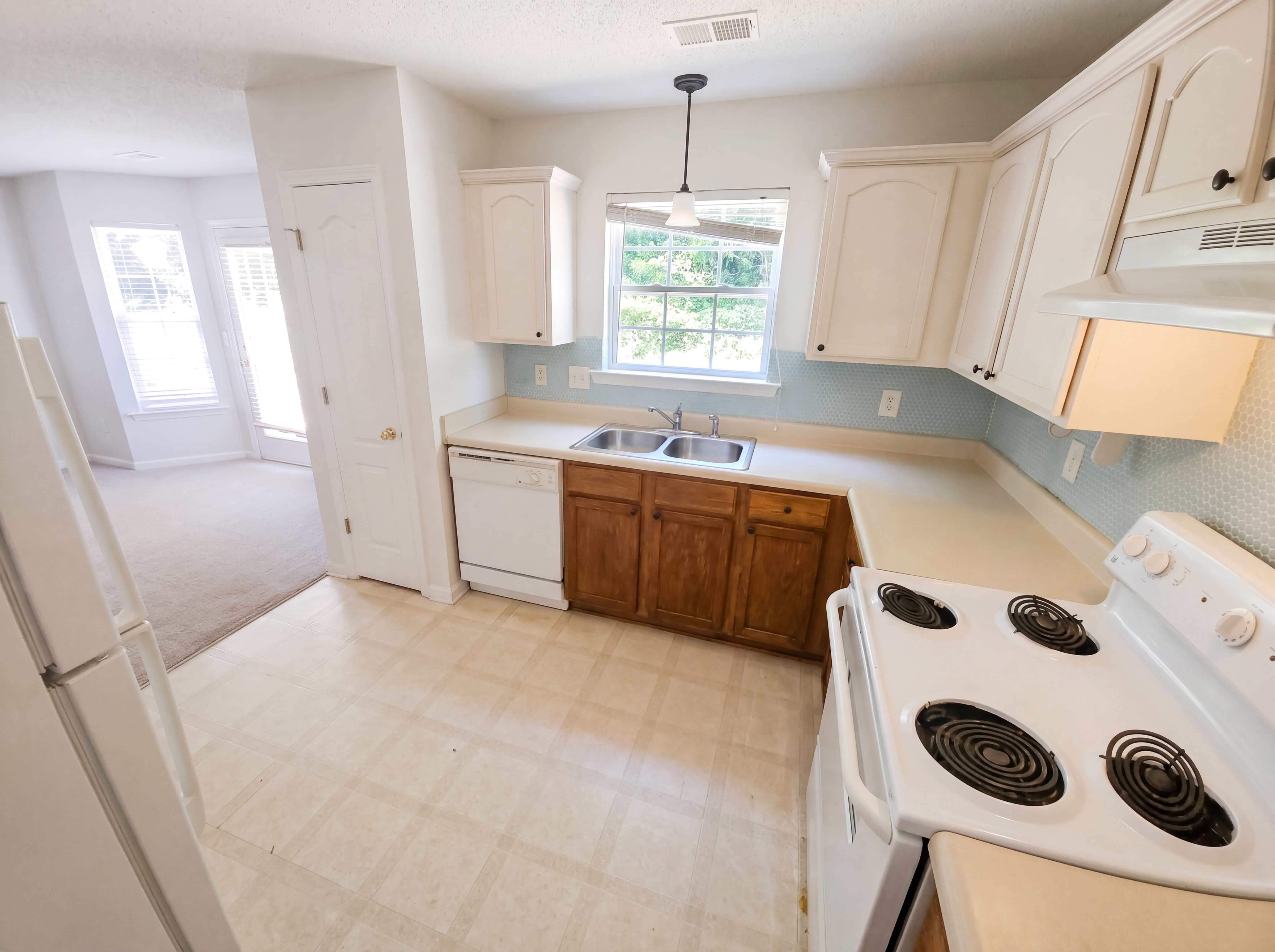 Photo 2 of 18 of 220 Fox Creek Blvd, Woodstock, GA