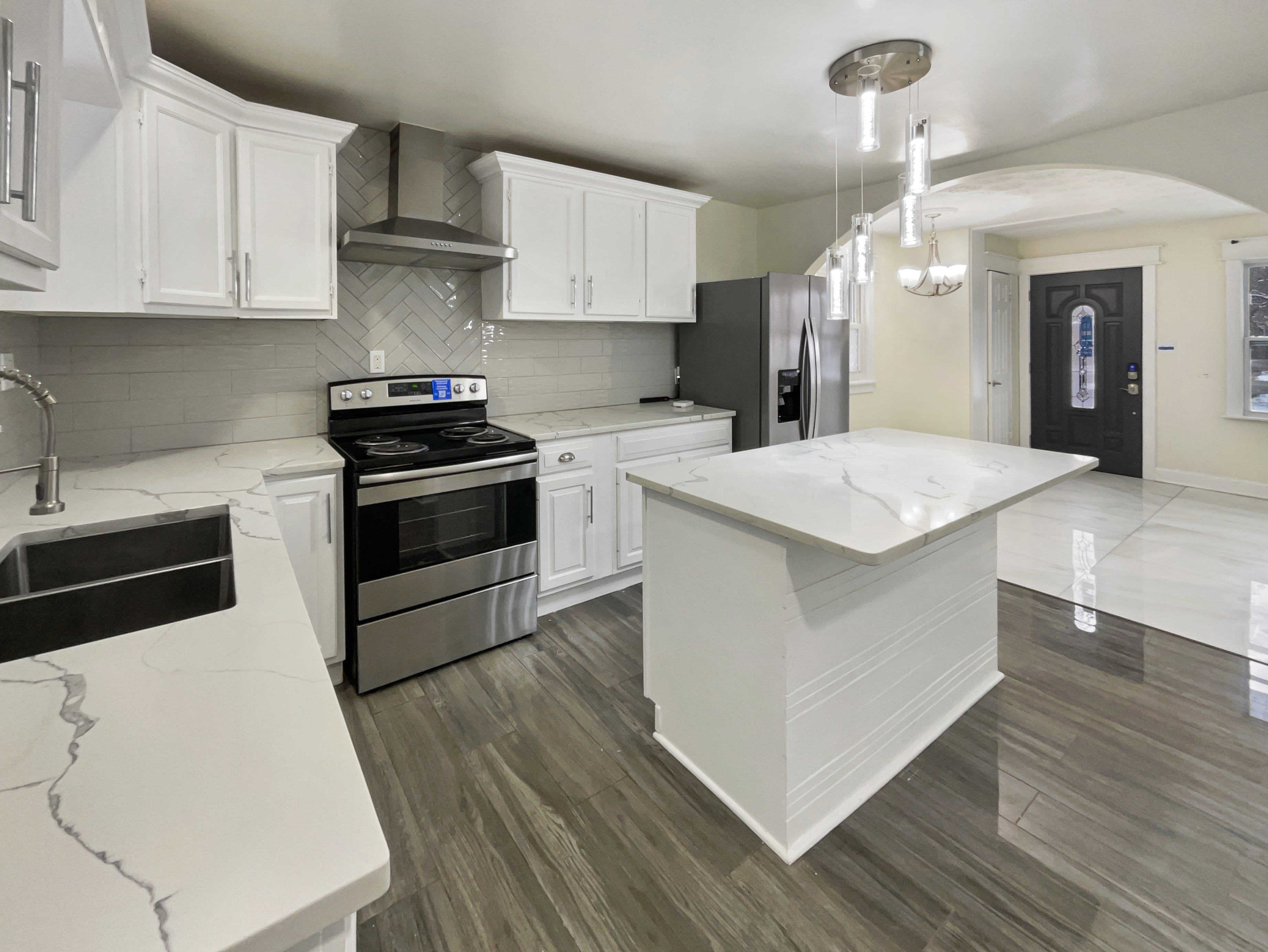 Photo 8 of 17 of 4055 N Grand Ave, Indianapolis, IN