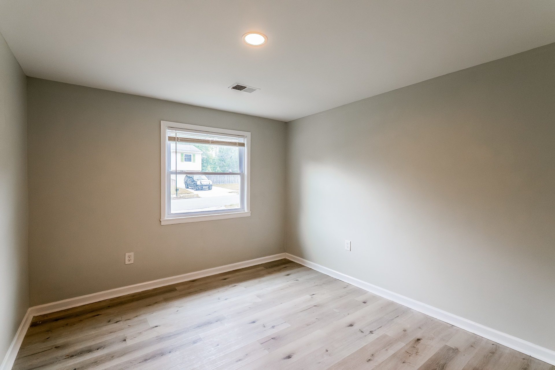 Photo 17 of 22 of 13449 Nascoby Ln, Woodbridge, VA