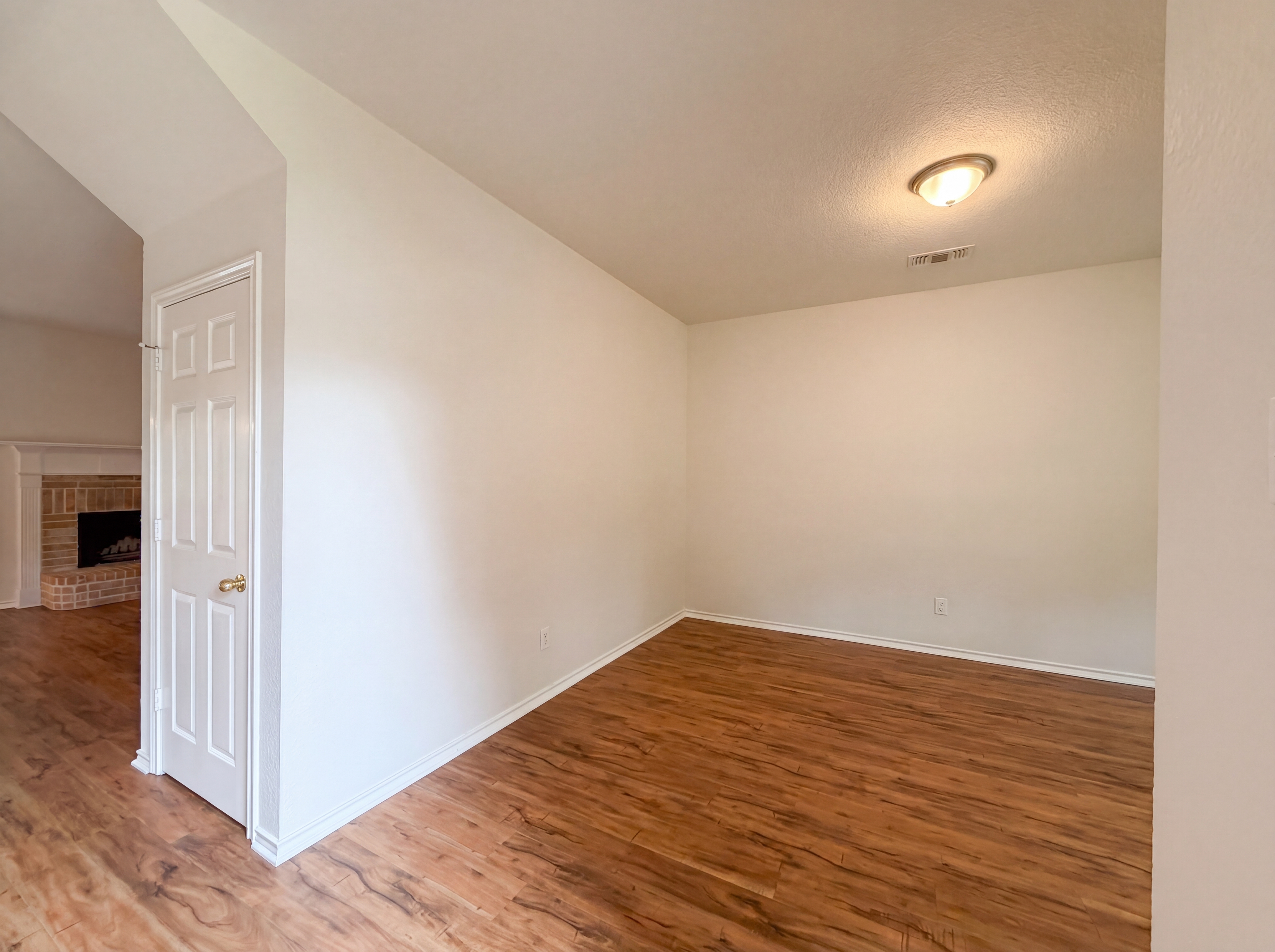 Photo 7 of 27 of 6218 Kingswood Dr, Arlington, TX