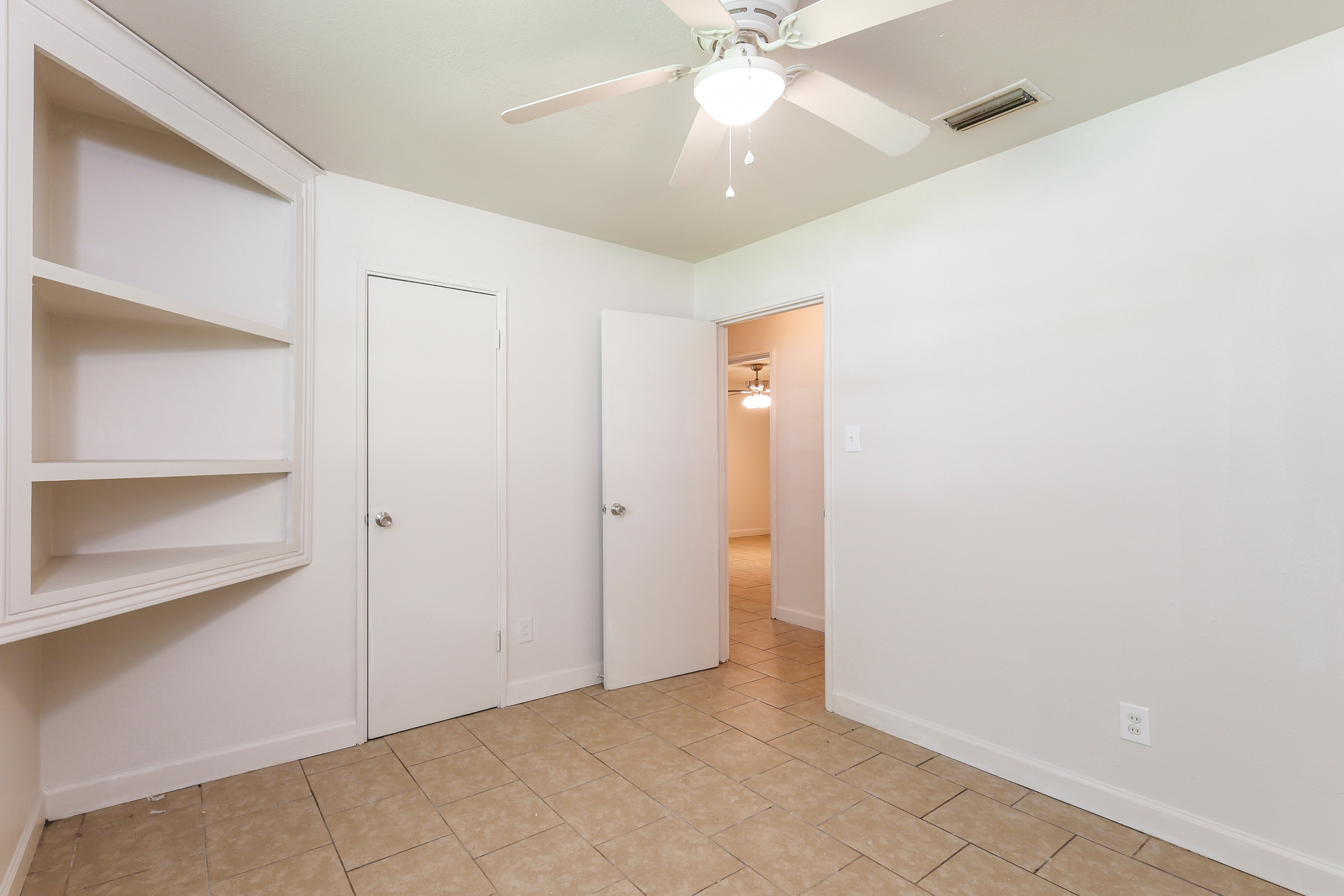 Photo 13 of 21 of 704 Thornton Pl, Mobile, AL