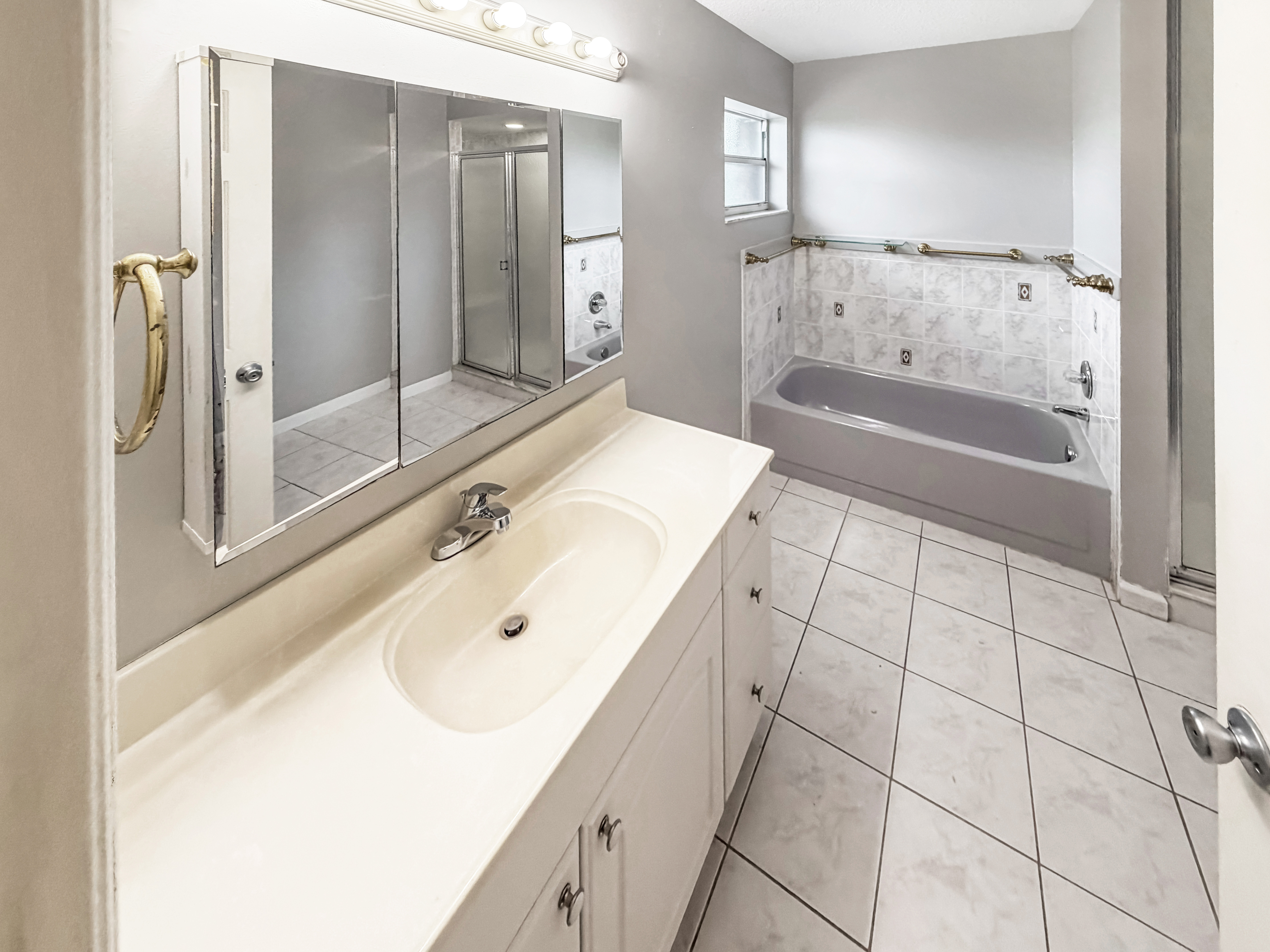 Photo 9 of 18 of 2361 NE 21st Ave, Jensen Beach, FL