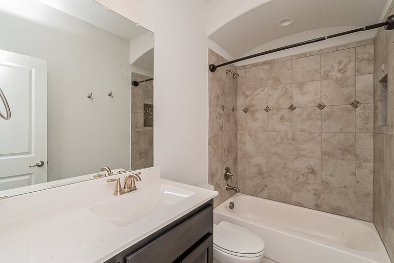 Photo 13 of 20 - 1225 Rebecca Ln, Fort Worth, TX 76131