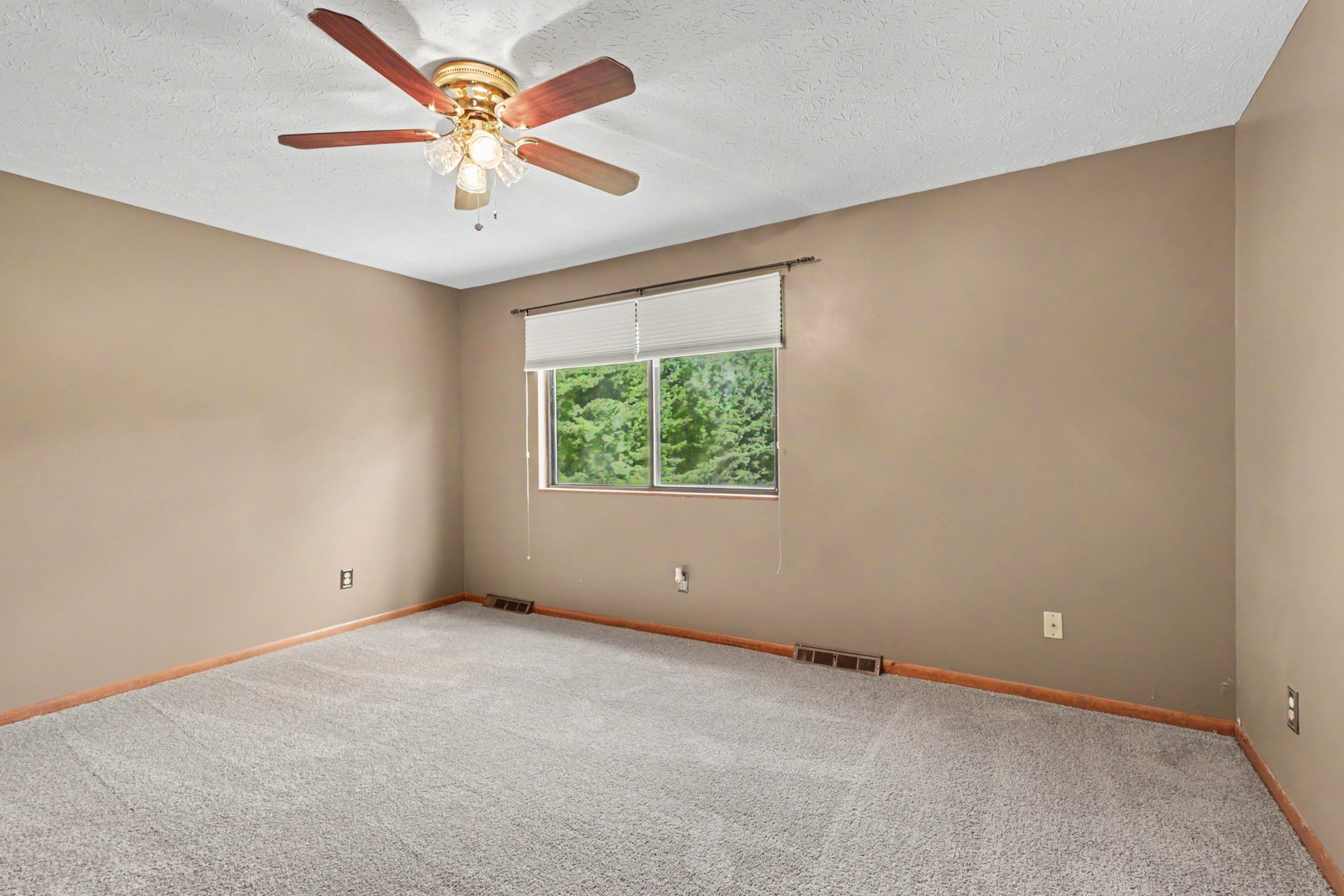 Photo 4 of 18 of 9875 Mentor Rd, Chardon, OH