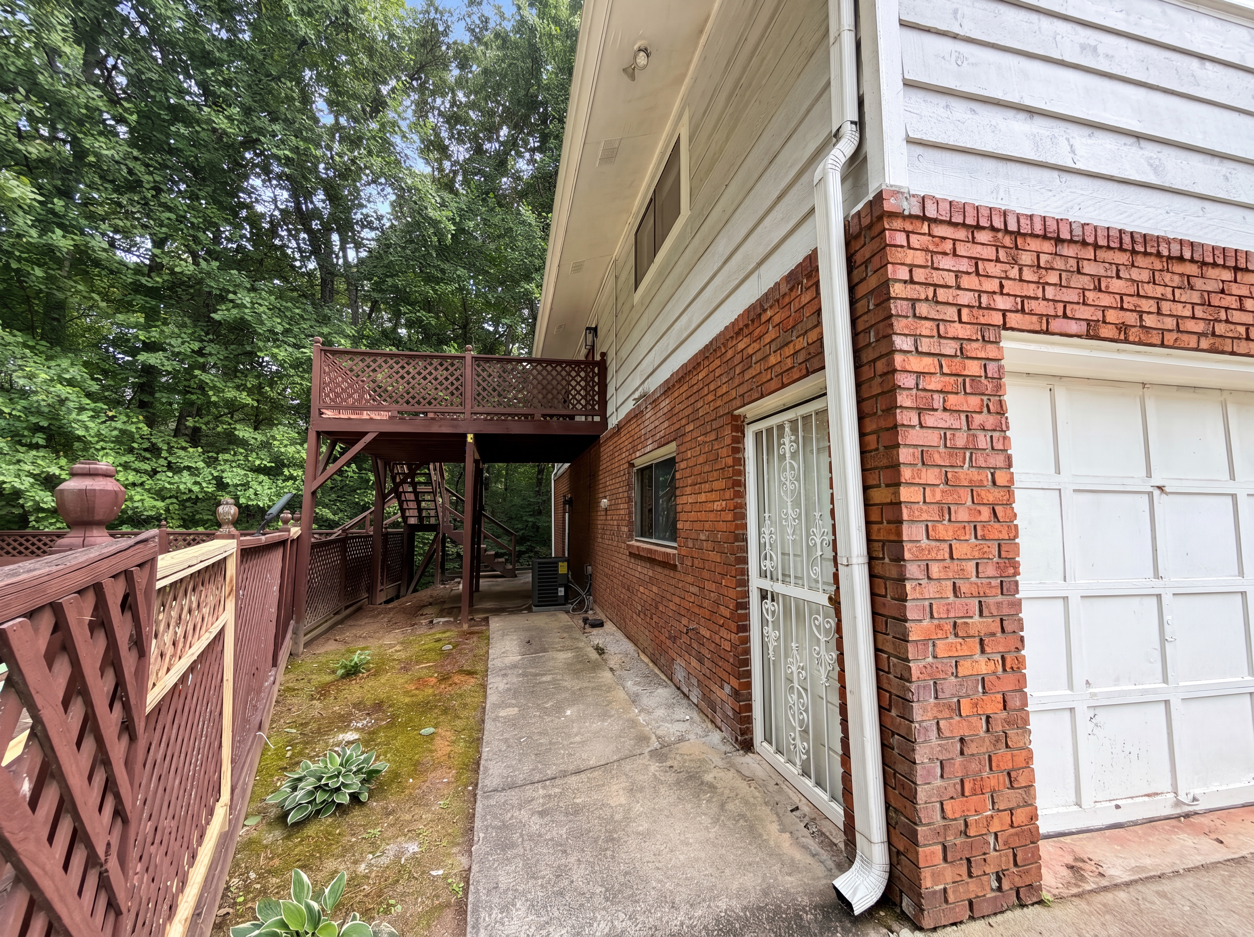 Photo 16 of 18 of 3630 Creekview Cir, Atlanta, GA