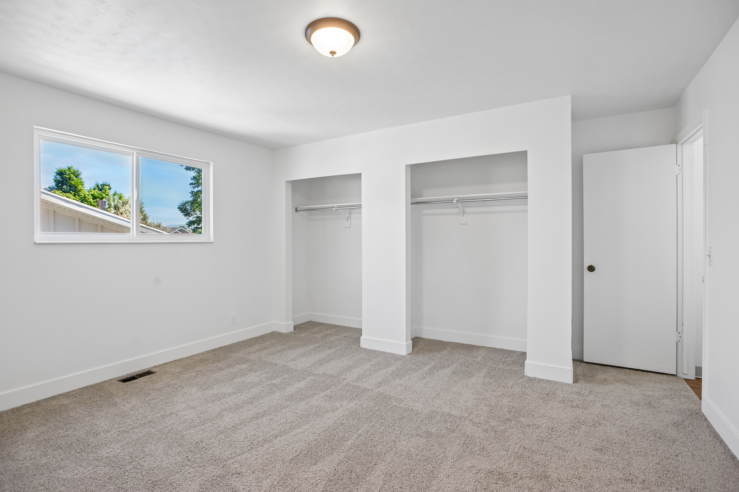 Photo 16 of 30 of 6383 S Lauritzen Dr, Taylorsville, UT