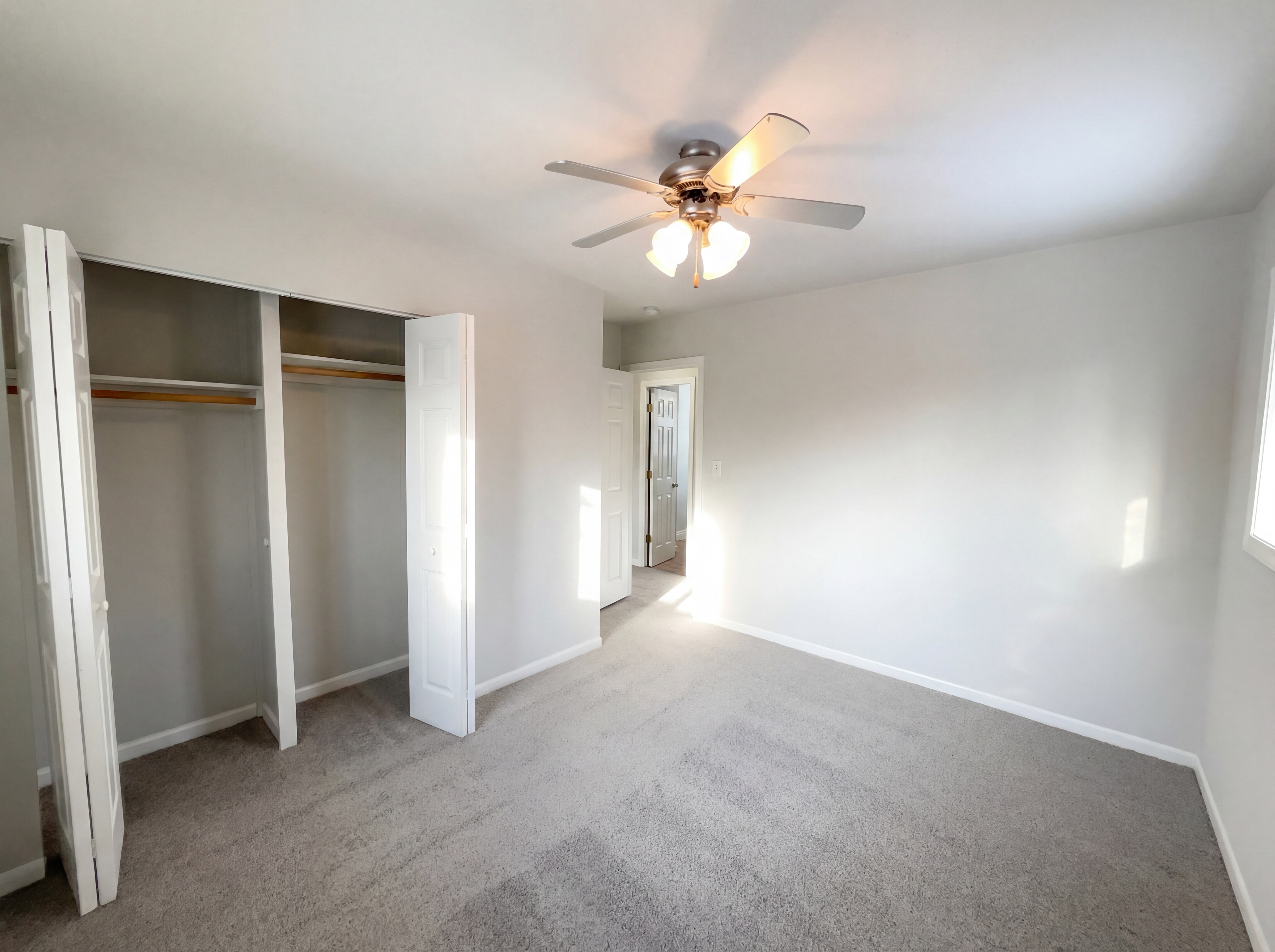 Photo 4 of 16 of 217 Crestwood Dr, Whiteland, IN
