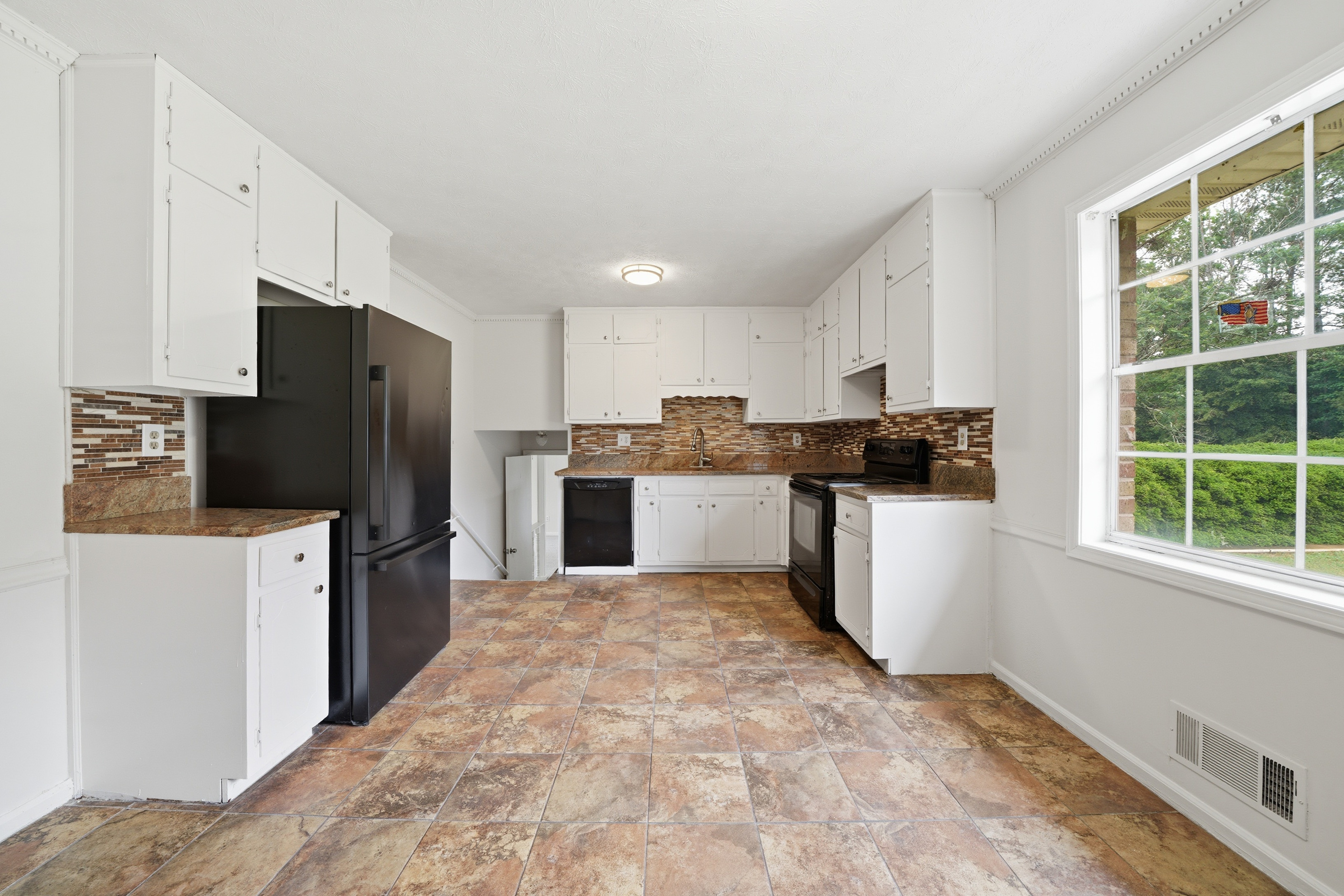 Photo 2 of 30 of 930 Cochise Trl SE, Conyers, GA