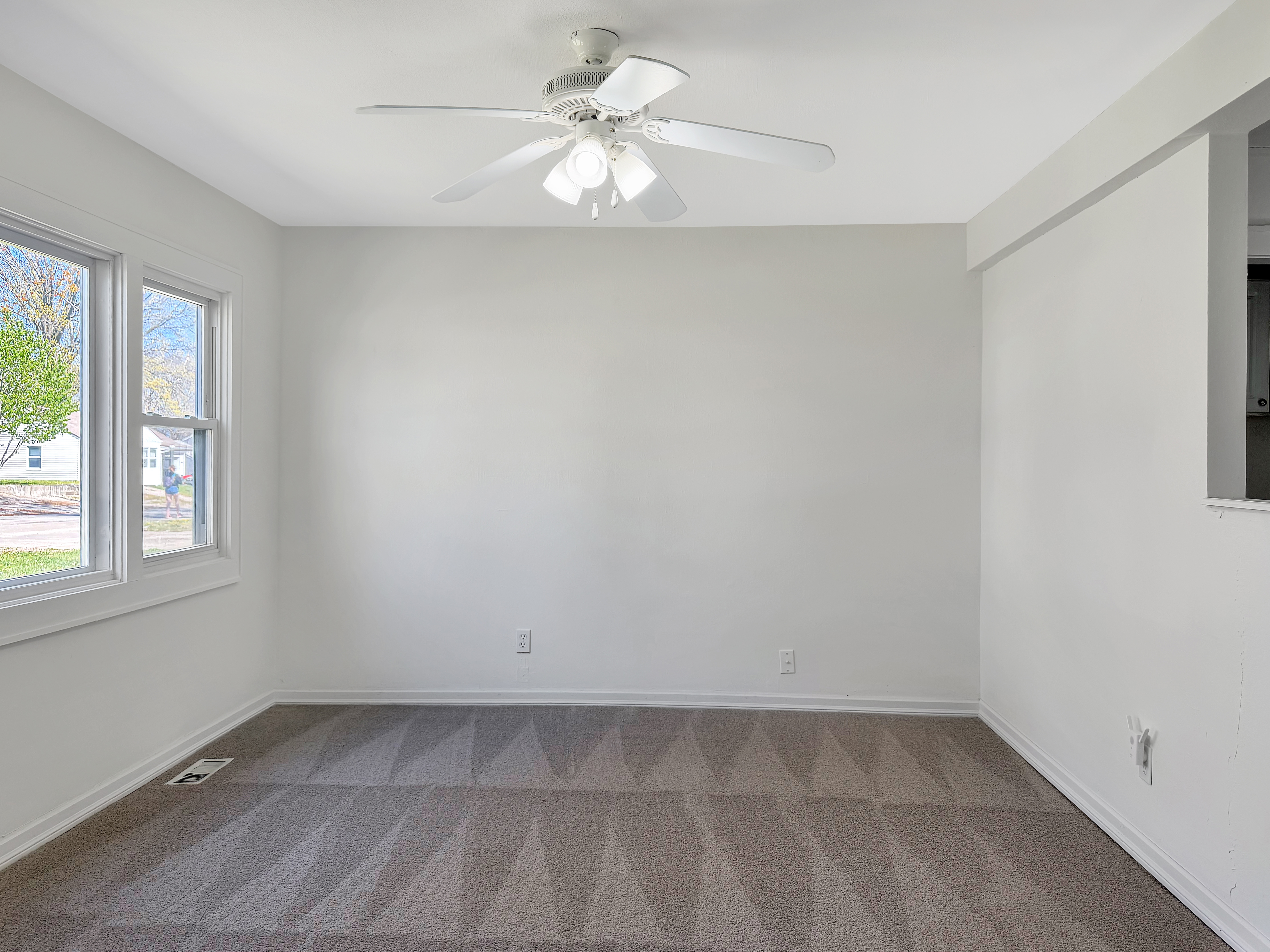 Photo 3 of 14 of 1005 NE 44th St, Kansas City, MO
