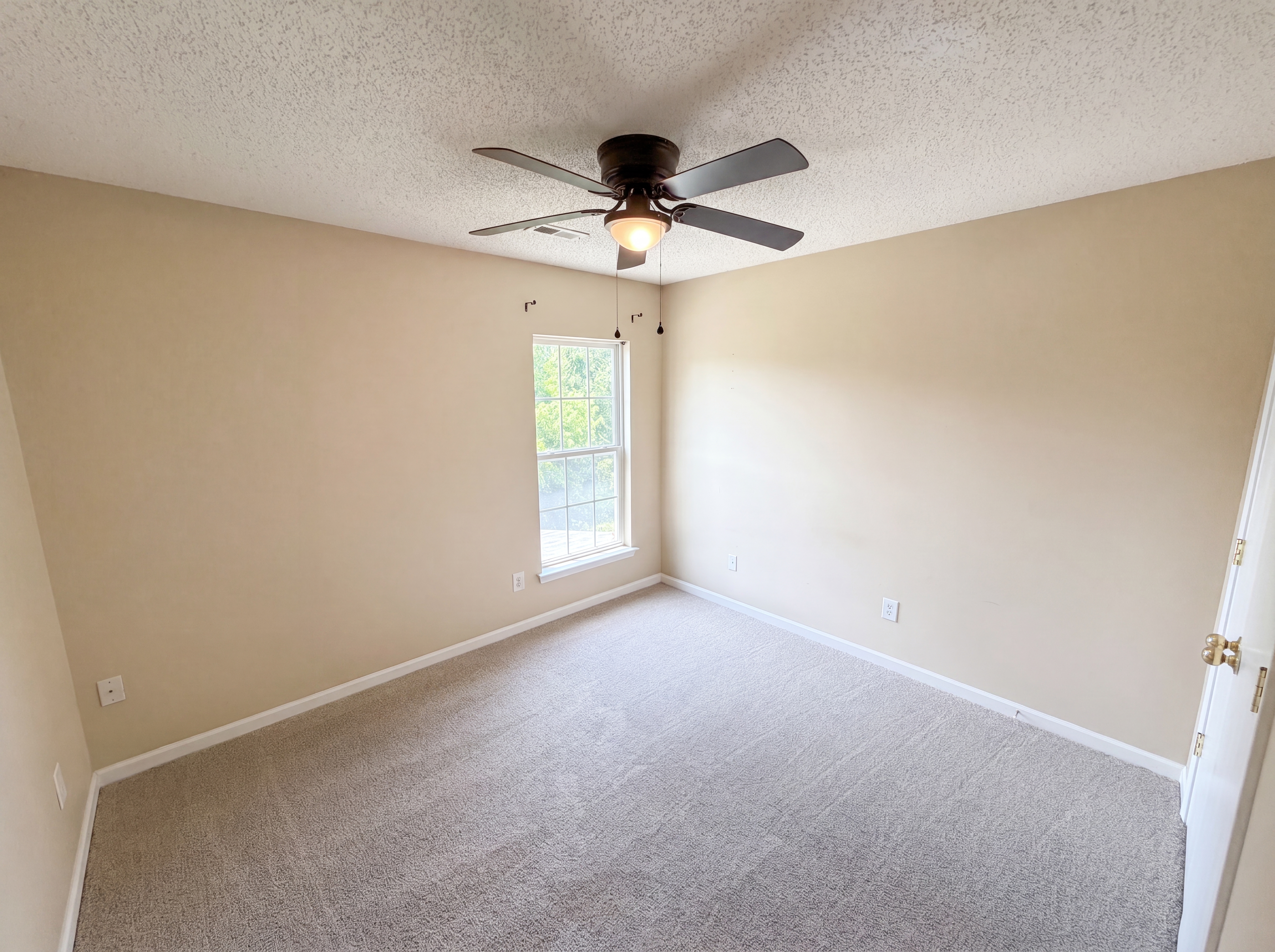 Photo 12 of 21 of 6121 Linda Vista Ln, Charlotte, NC