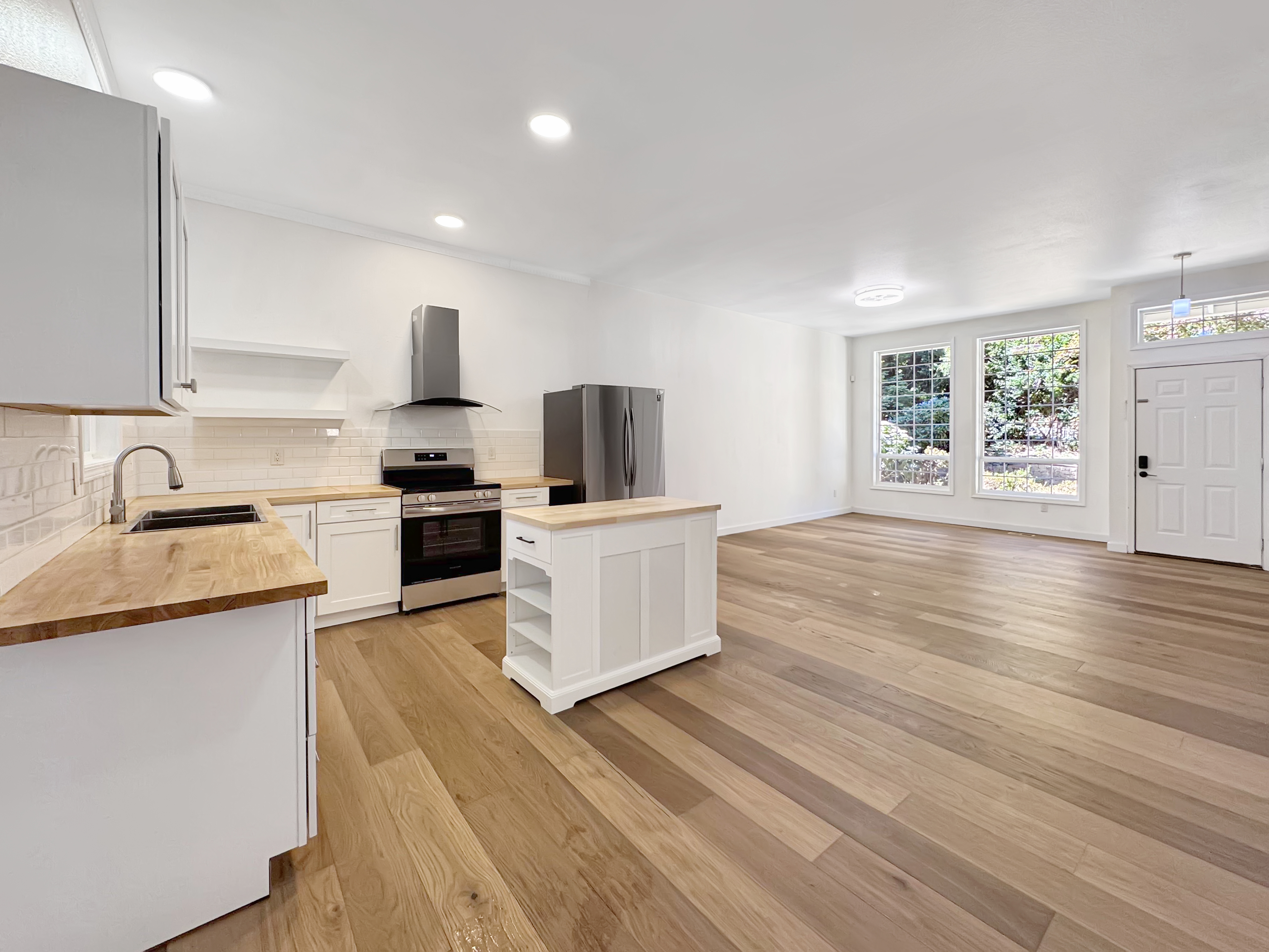 Photo 7 of 18 of 9605 NE 132nd St, Kirkland, WA