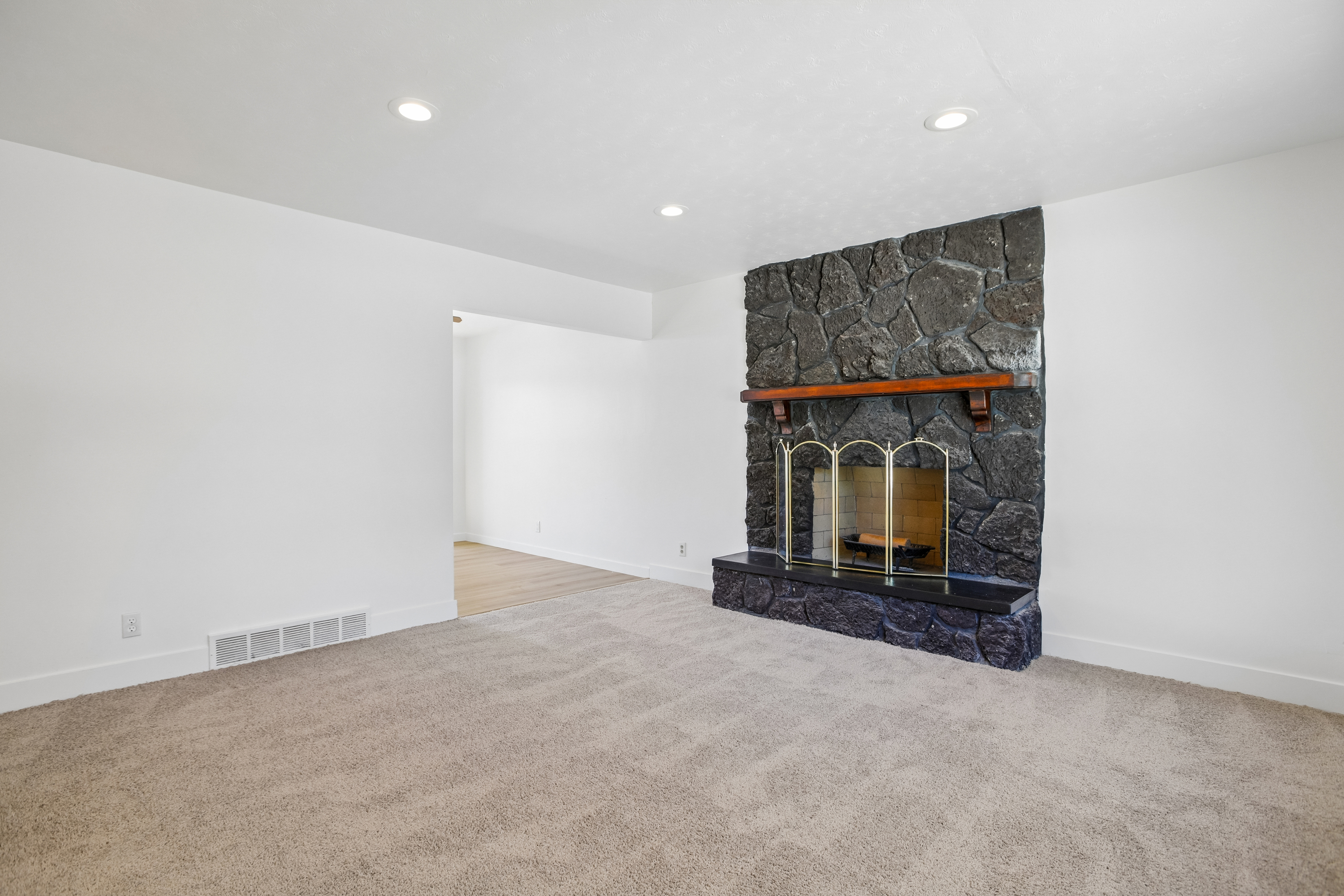 Photo 4 of 30 of 6383 S Lauritzen Dr, Taylorsville, UT
