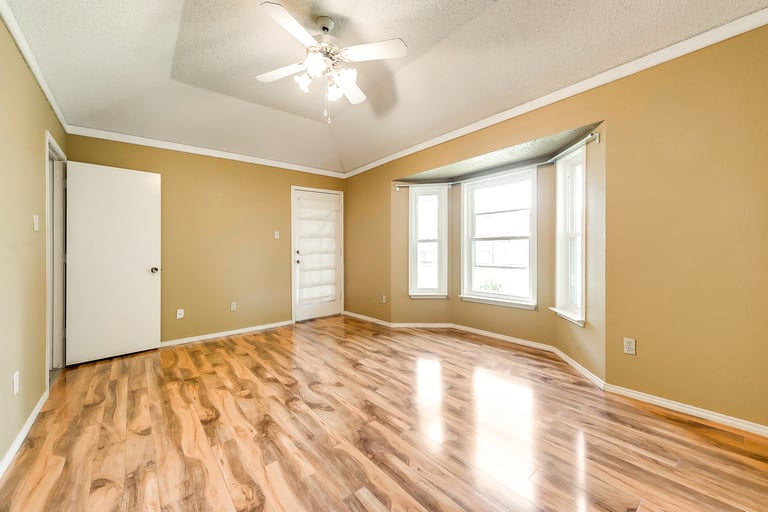 Photo 14 of 24 - 6913 Egan Way, Fort Worth, TX 76137
