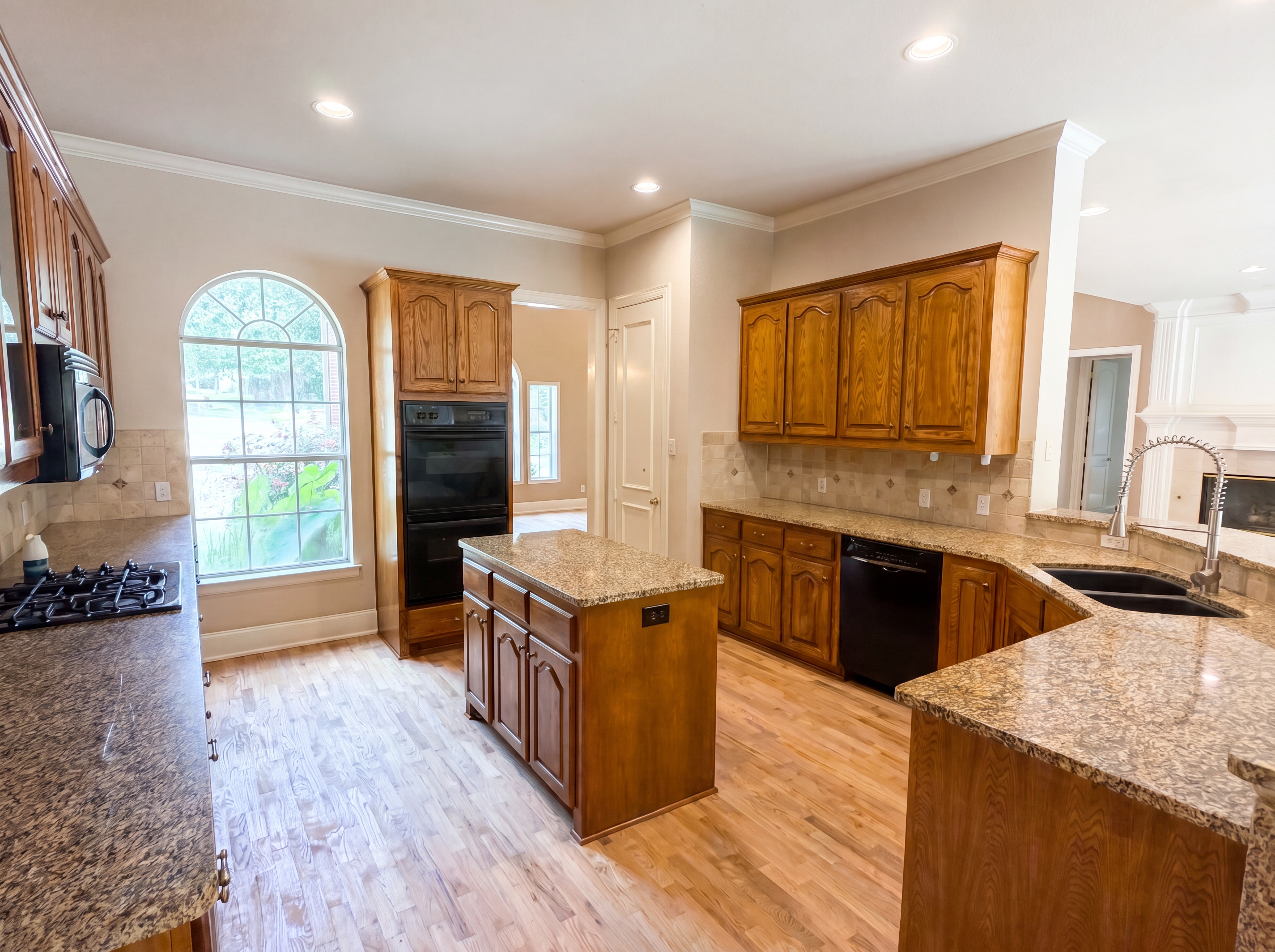Photo 7 of 27 of 2533 Vista Creek Ct, Garland, TX