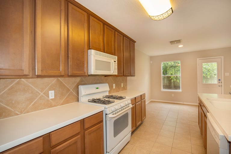 Photo 11 of 17 - 8410 Macow Ct, Rosharon, TX 77583