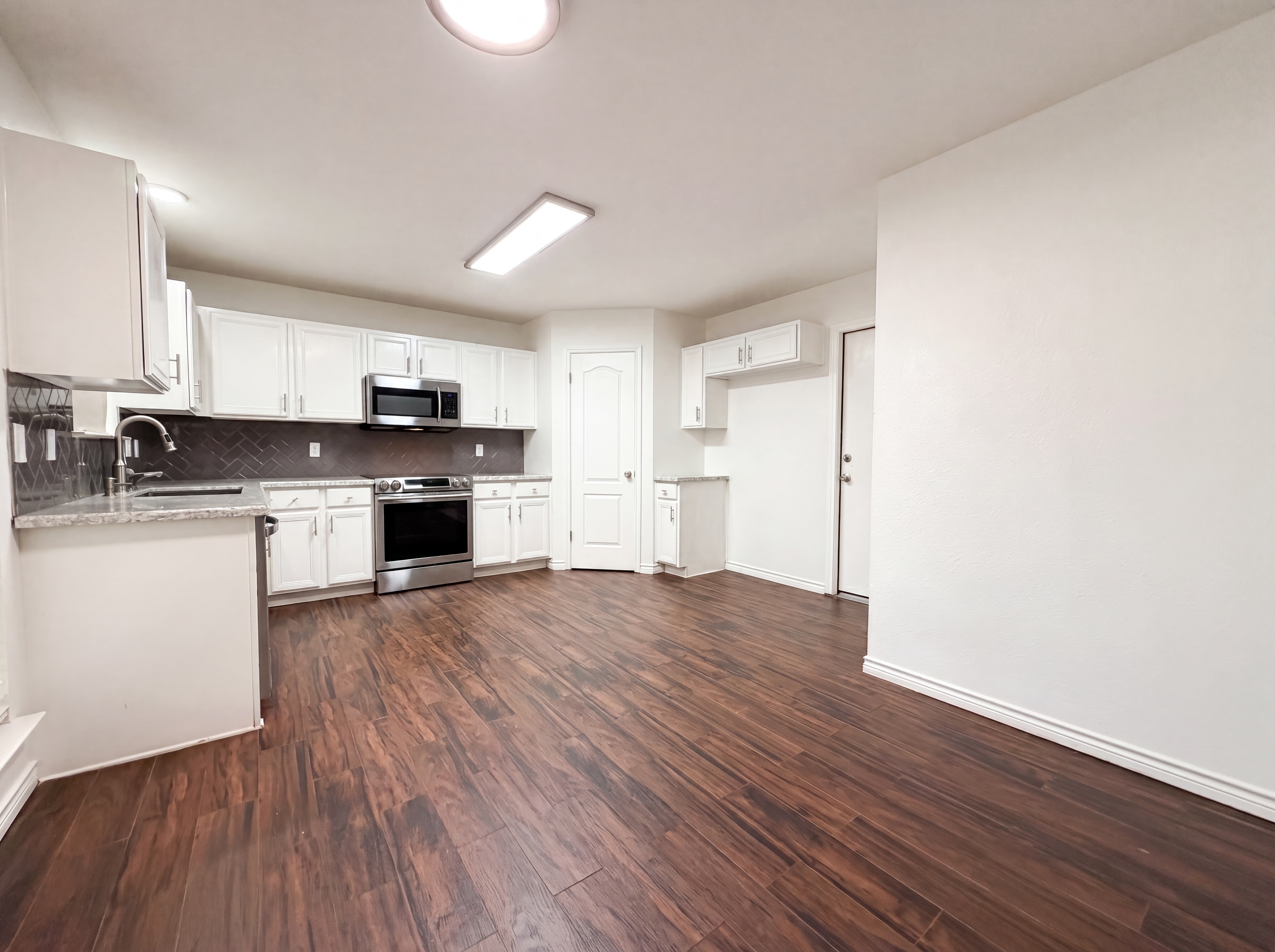 Photo 2 of 18 of 8423 Berry Knoll Dr, Universal City, TX
