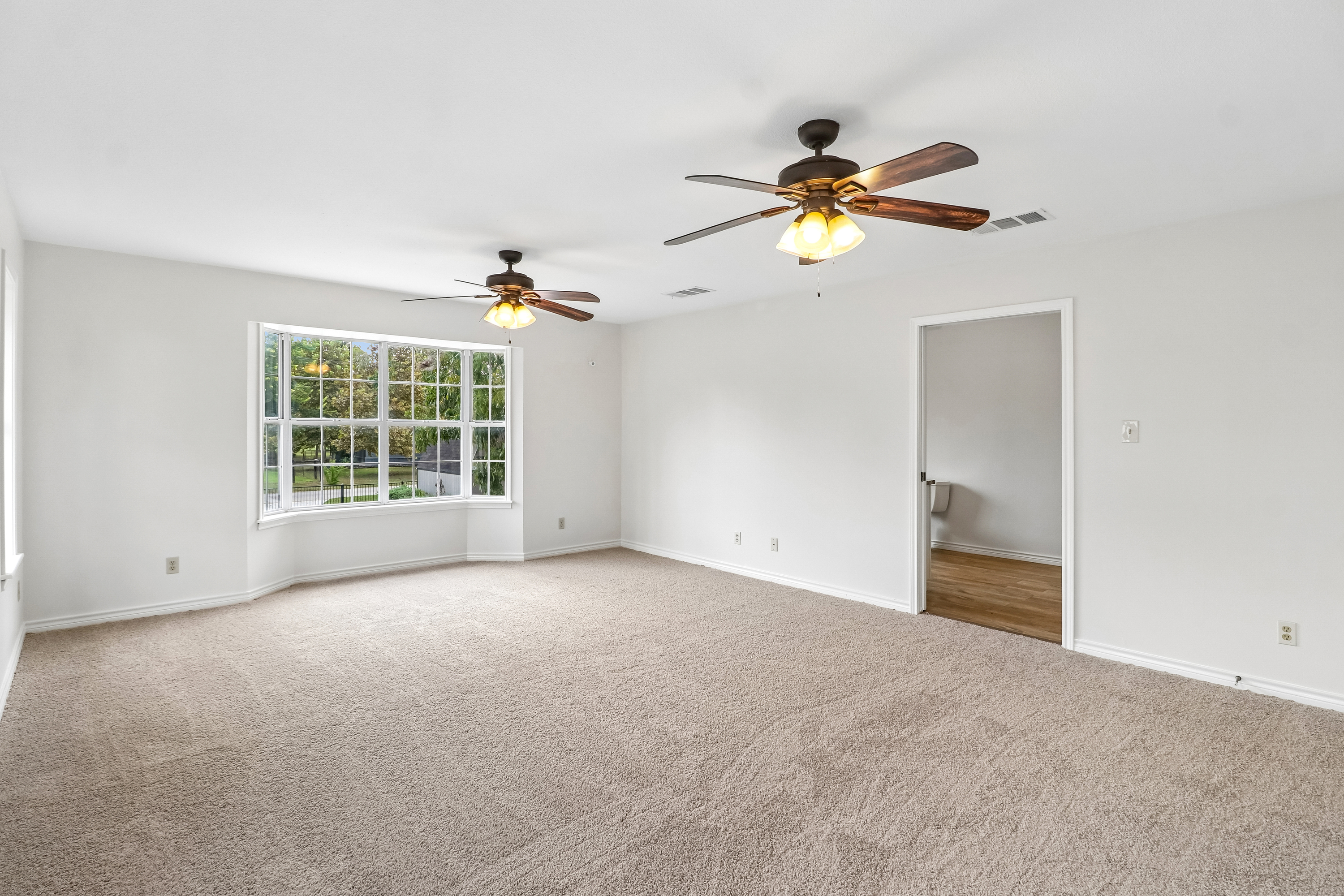 Photo 4 of 47 of 1321 E Zipp Rd, New Braunfels, TX