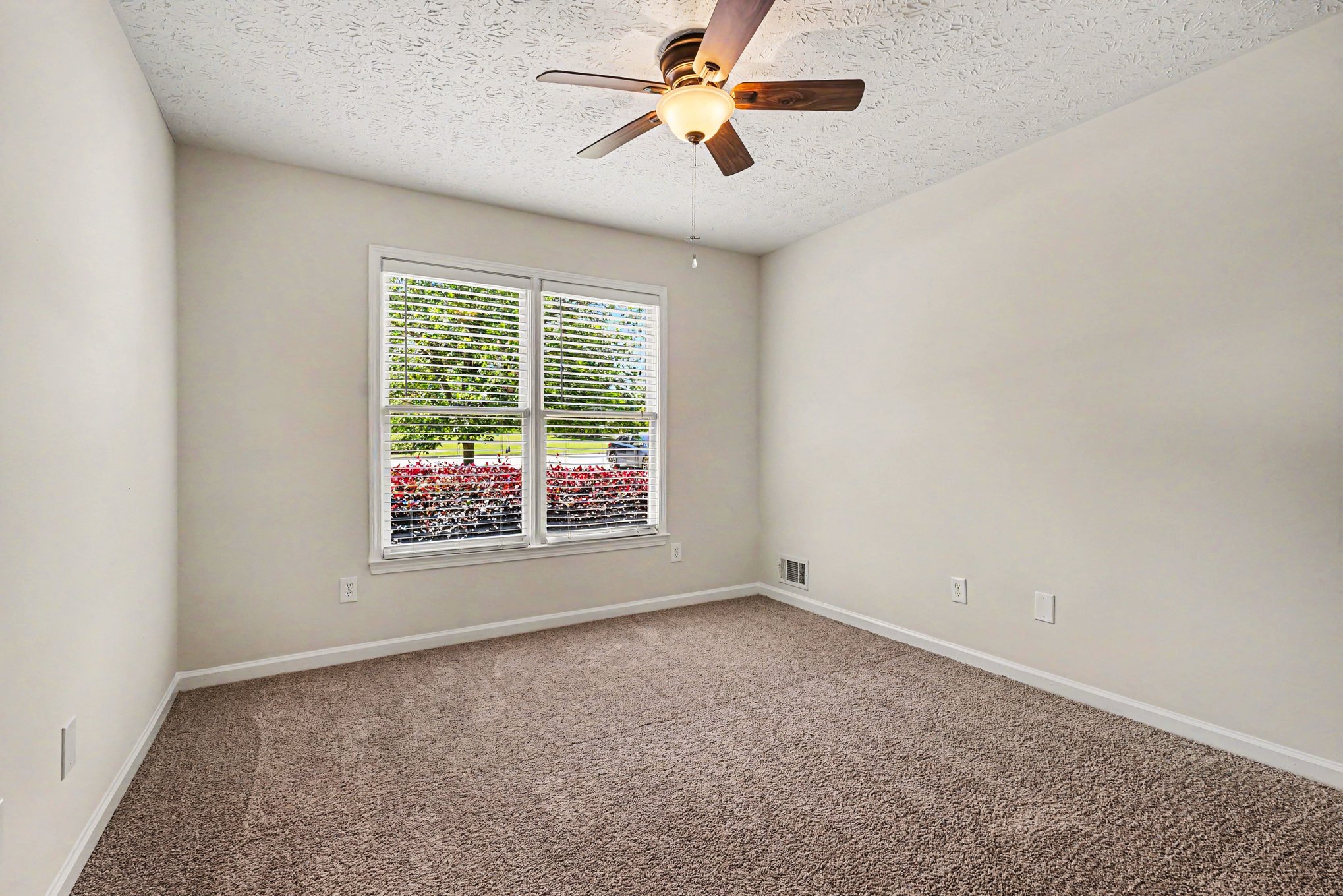 Photo 11 of 25 of 977 Sunny Glenn Ct, Lawrenceville, GA