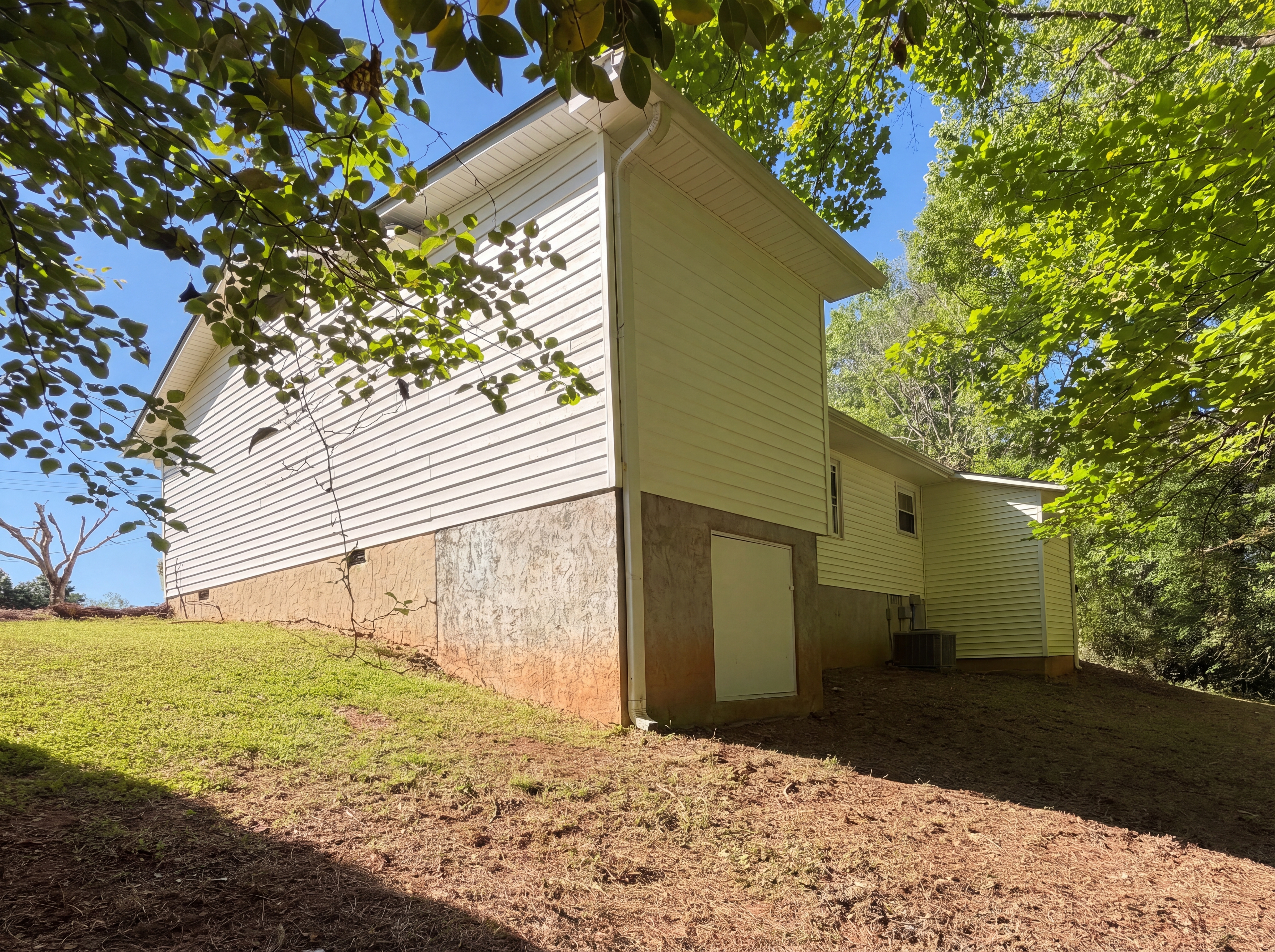 Photo 16 of 19 of 272 Wolfe Ln, Inman, SC