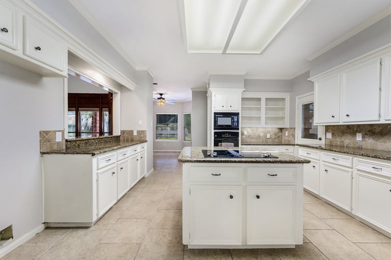 Photo 8 of 17 - 16711 Wimbledon Forest Dr, Spring, TX 77379