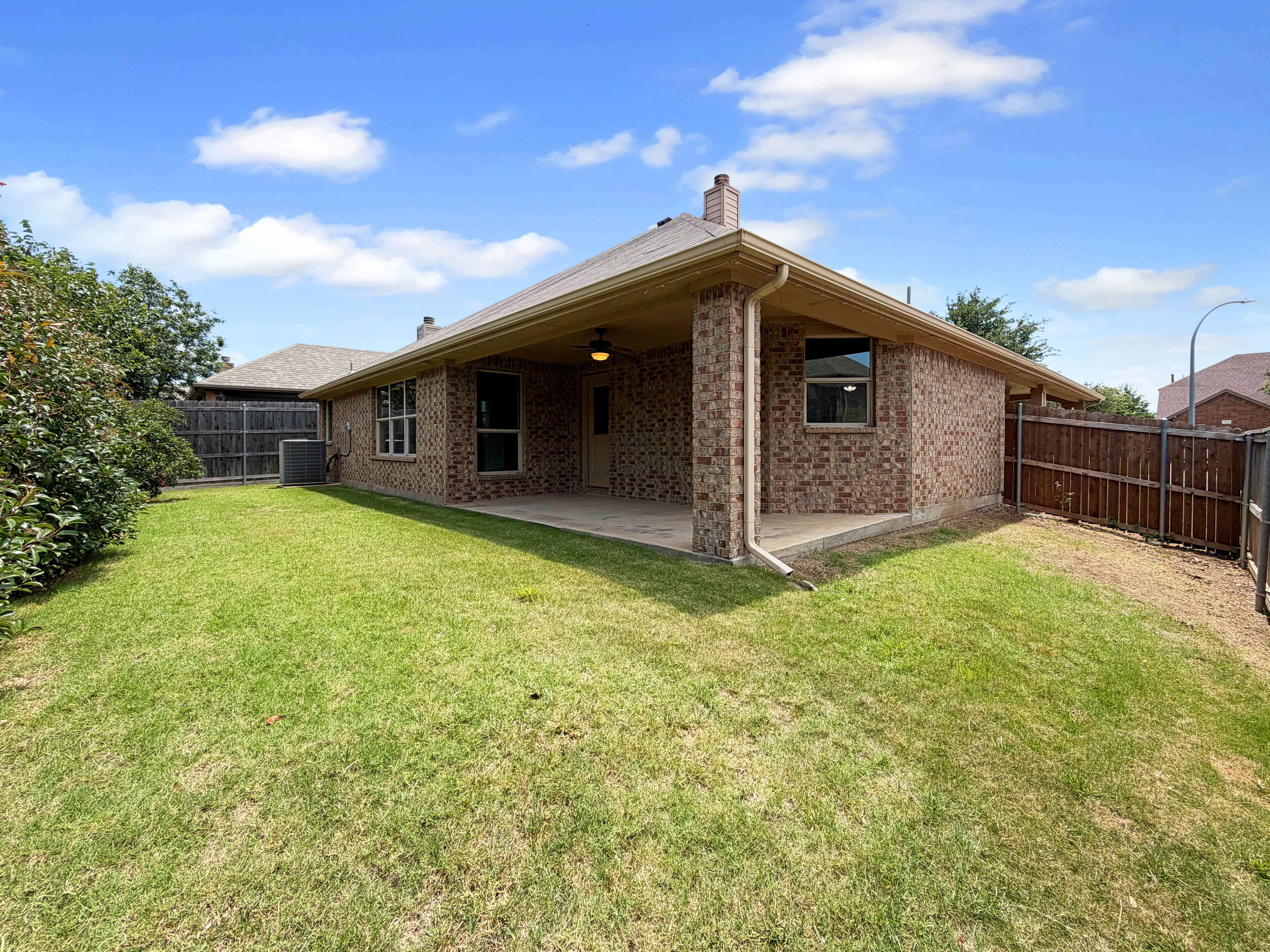 Photo 5 of 21 of 10036 Red Bluff Ln, Fort Worth, TX