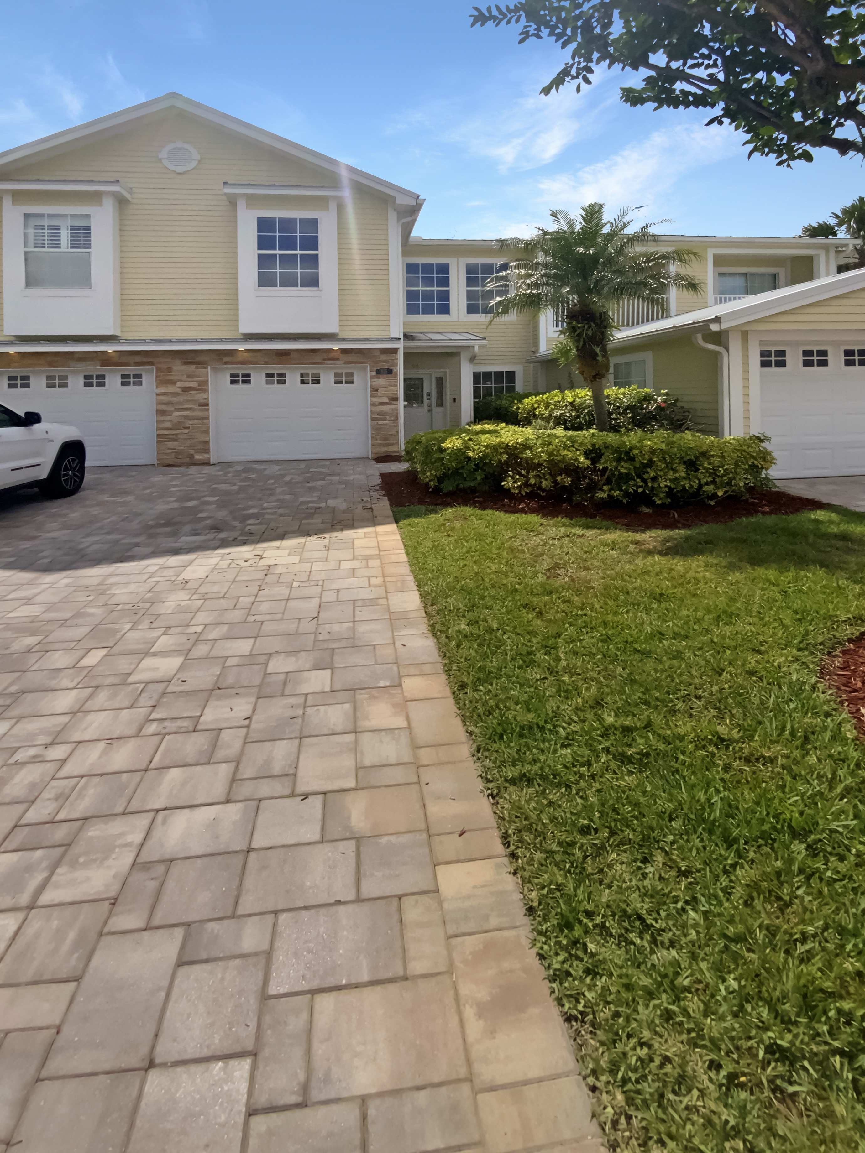 Photo 2 of 32 of 915 Woodbridge Ct, Safety Harbor, FL