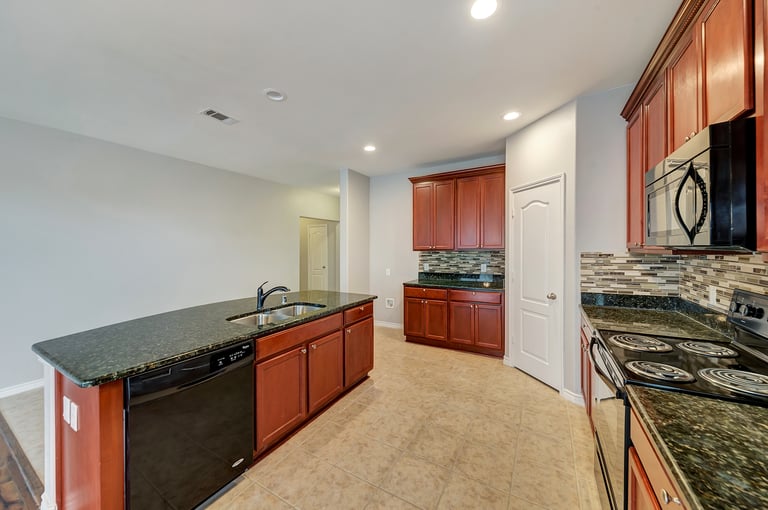 Photo 6 of 26 - 8737 Stone Valley Dr, Fort Worth, TX 76244