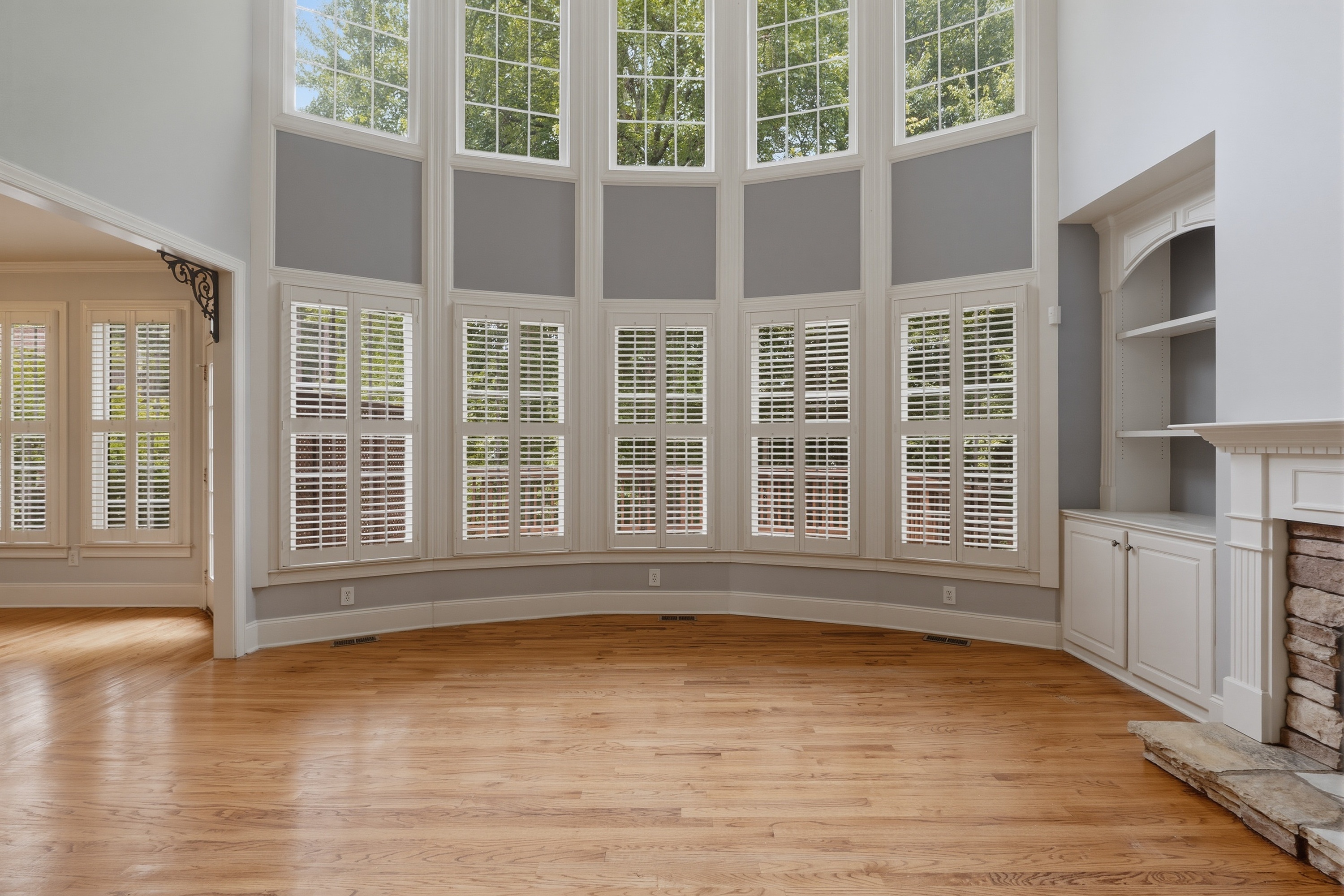 Photo 3 of 51 of 4530 Oak Brook Dr SE, Smyrna, GA