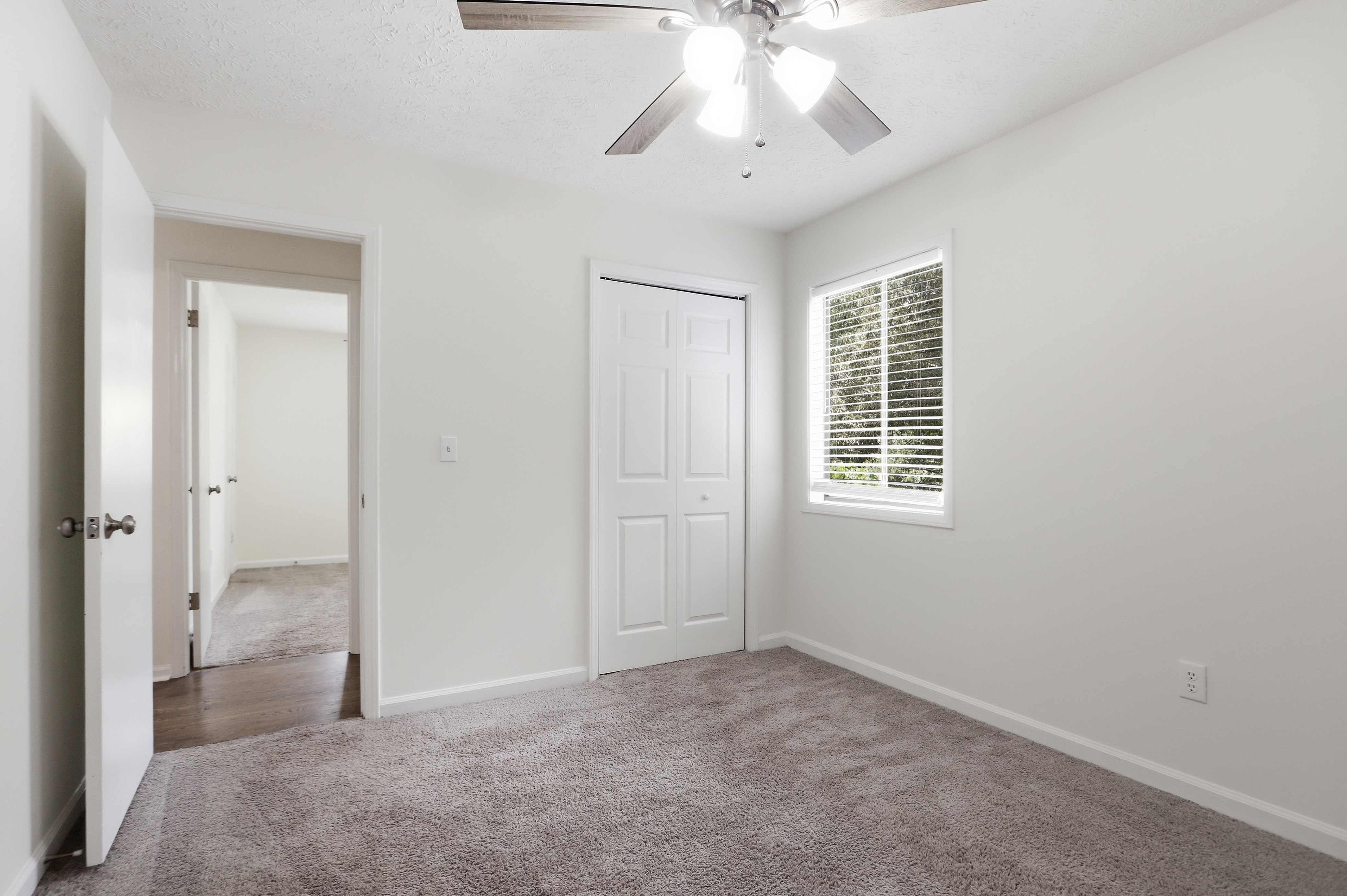 Photo 4 of 32 of 124 Creekview Dr, Woodstock, GA