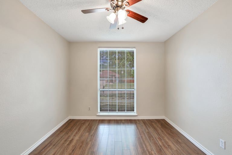 Photo 9 of 22 - 6312 Brookmont Ct, Arlington, TX 76018