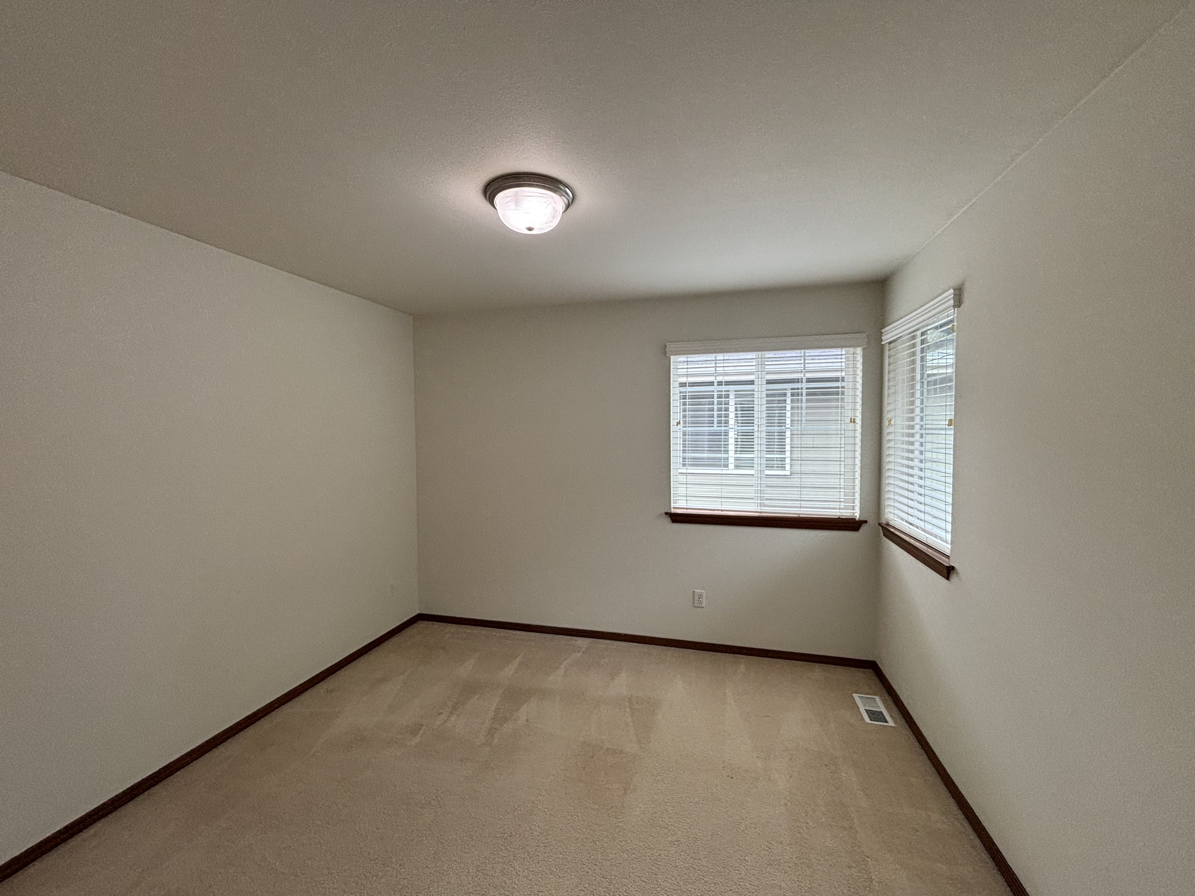 Photo 17 of 32 of 7629 NE 201st Pl, Kenmore, WA