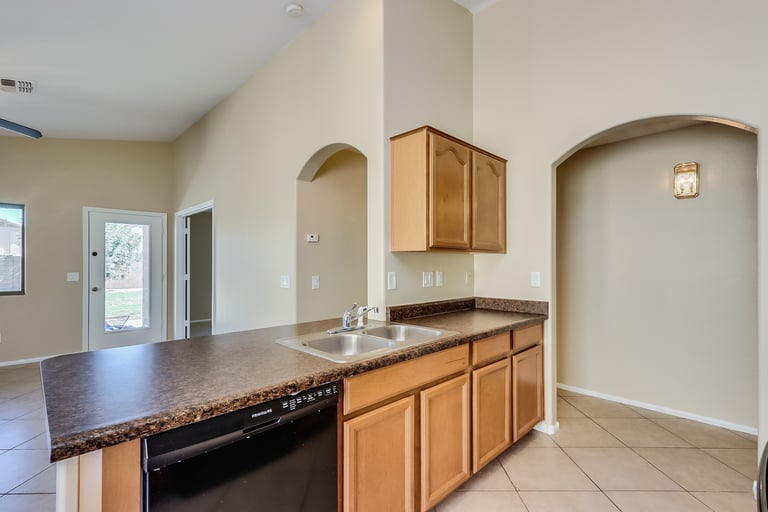 Photo 4 of 28 - 534 E Jeanne Ln, San Tan Valley, AZ 85140