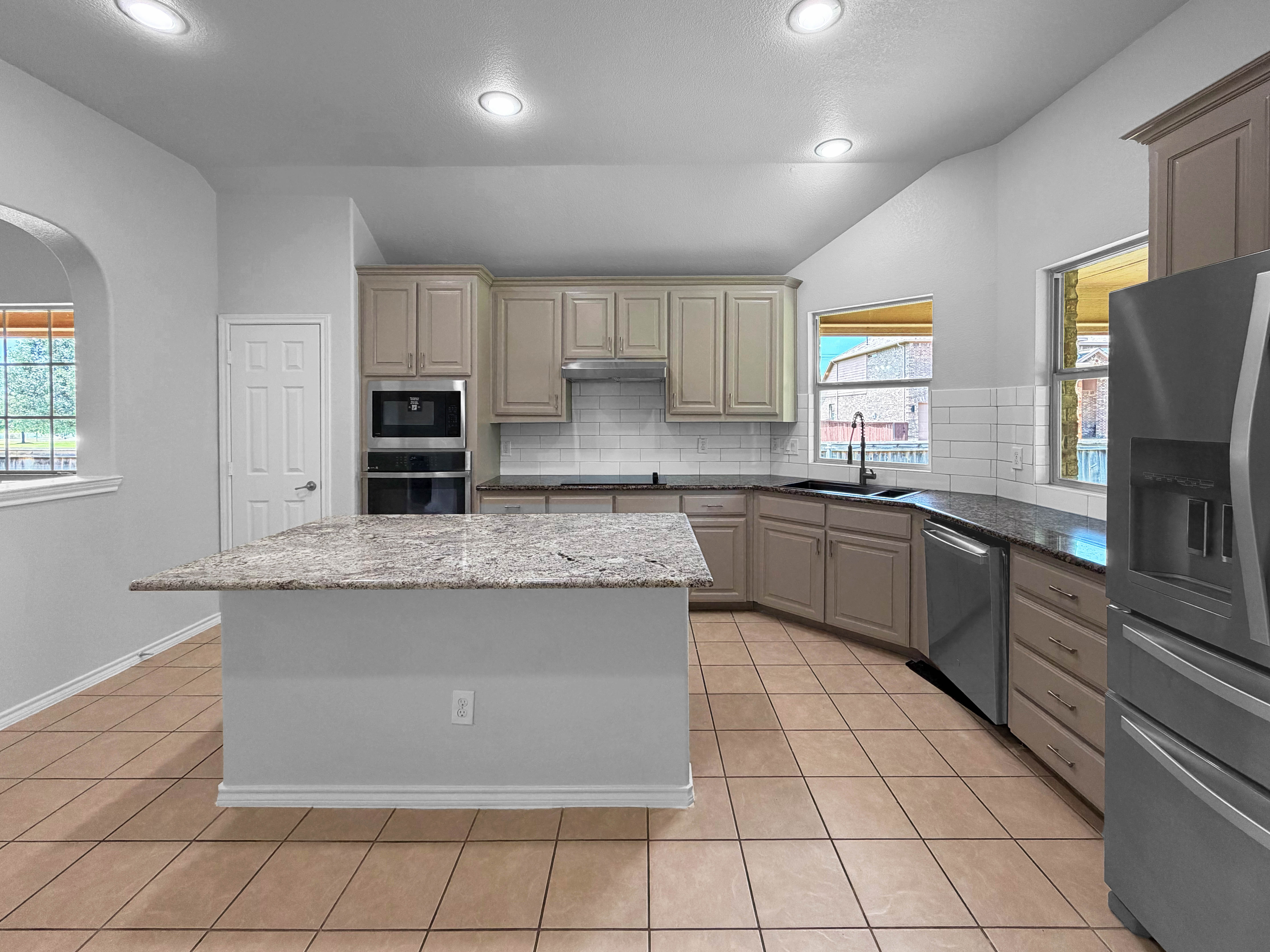 Photo 2 of 21 of 10036 Red Bluff Ln, Fort Worth, TX